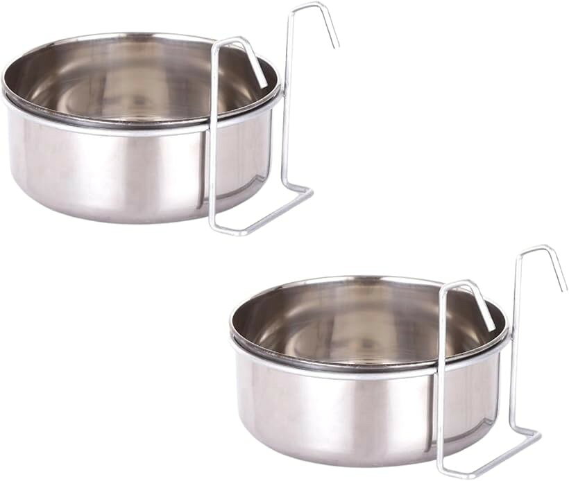 バリエーションコード : 2bkicfh9fn商品コード2bkichl08v商品名吊り下げエサ入れ ペットボウル ケージ内 バード ぶら下げ 2個セットブランドideamallカラーシルバーサイズ等Sサイズ「幅広い鳥種に対応」ハトやオウム、オカメインコ、カナリア、ウズラ、スズメまで幅広く対応し、毎日の食事と水分補給をしっかりサポート。愛鳥が快適に過ごせる飼育環境づくりに役立ちます。「ケージに簡単固定」ぶら下げ式の実用的な設計で、ケージ内へ簡単に取り付け可能。安定感があり餌や水がこぼれにくく、愛鳥にも飼い主にも使いやすい便利なアイテムです。「丈夫なステンレス製」サビに強く耐久性に優れたステンレス素材を採用。長期間の使用にも対応し、買い替えの手間を軽減しながらコストパフォーマンスの高さを実感できます。「給餌・給水兼用タイプ」餌入れとしてはもちろん、給水器としても活躍する便利な2WAY仕様。限られたケージスペースを有効活用でき、鳥たちの快適な生活をサポートします。※ 他ネットショップでも併売しているため、ご注文後に在庫切れとなる場合があります。予めご了承ください。※ 品薄または希少等の理由により、参考価格よりも高い価格で販売されている場合があります。ご注文の際には必ず販売価格をご確認ください。※ 沖縄県、離島または一部地域の場合、別途送料の負担をお願いする場合があります。予めご了承ください。※ お使いのモニタにより写真の色が実際の商品の色と異なる場合や、イメージに差異が生じることがあります。予めご了承ください。※ 商品の詳細（カラー・数量・サイズ 等）については、ページ内の商品説明をご確認のうえ、ご注文ください。※ モバイル版・スマホ版ページでは、お使いの端末によっては一部の情報が表示されないことがあります。すべての記載情報をご確認するには、PC版ページをご覧ください。