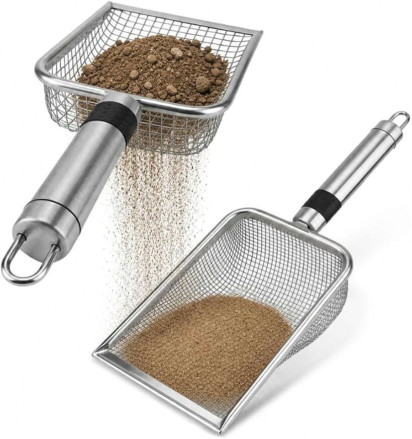 商品コード2bkyugpo0y商品名土ふるい 園芸用 3.8mm/5.0mm 2個セット ガーデニング用品 石 砂 スコップ ステンレスブランドJP Numberカラーシルバー「片手で振れる手軽さ」従来の大型ふるいとは異なり、片手でシャカシャカと振って使えるスコップ型のデザインです。手首への負担を軽減し、長時間のガーデニング作業でも疲れにくい設計となっています。小石と土の選別など、ちょっとした作業をスムーズに行うことができ、日々の手入れが格段に快適になります。「2種の網目で効率選別」孔径3.8mmと5.0mmの異なるメッシュサイズを持つスコップが2個セットになっています。細かな土壌を作りたい時や、粗い石を取り除きたい時など、目的に合わせて使い分けが可能です。不要な破片を効果的にろ過し、植物の成長に適したふかふかの土を簡単に作ることができます。「快適なグリップ設計」持ち手部分には曲げ可能な素材を用いたグリップを搭載しており、手にしっかりとフィットします。滑りにくく握りやすい構造が、土をすくう動作や振る動作をしっかりサポートし、作業の効率を高めます。力を無駄なく伝えられる使い勝手の良さが魅力で、日常的な園芸作業の負担を軽減します。「商品内容」パッケージ内容：土ふるいスコップ2個セット（孔径3.8mmx1、孔径5.0mmx1） サイズ（約）：全長28.5cmx幅10cm 主な材質：ステンレス ＊サイズ詳細は商品画像をご確認ください。※ 他ネットショップでも併売しているため、ご注文後に在庫切れとなる場合があります。予めご了承ください。※ 品薄または希少等の理由により、参考価格よりも高い価格で販売されている場合があります。ご注文の際には必ず販売価格をご確認ください。※ 沖縄県、離島または一部地域の場合、別途送料の負担をお願いする場合があります。予めご了承ください。※ お使いのモニタにより写真の色が実際の商品の色と異なる場合や、イメージに差異が生じることがあります。予めご了承ください。※ 商品の詳細（カラー・数量・サイズ 等）については、ページ内の商品説明をご確認のうえ、ご注文ください。※ モバイル版・スマホ版ページでは、お使いの端末によっては一部の情報が表示されないことがあります。すべての記載情報をご確認するには、PC版ページをご覧ください。