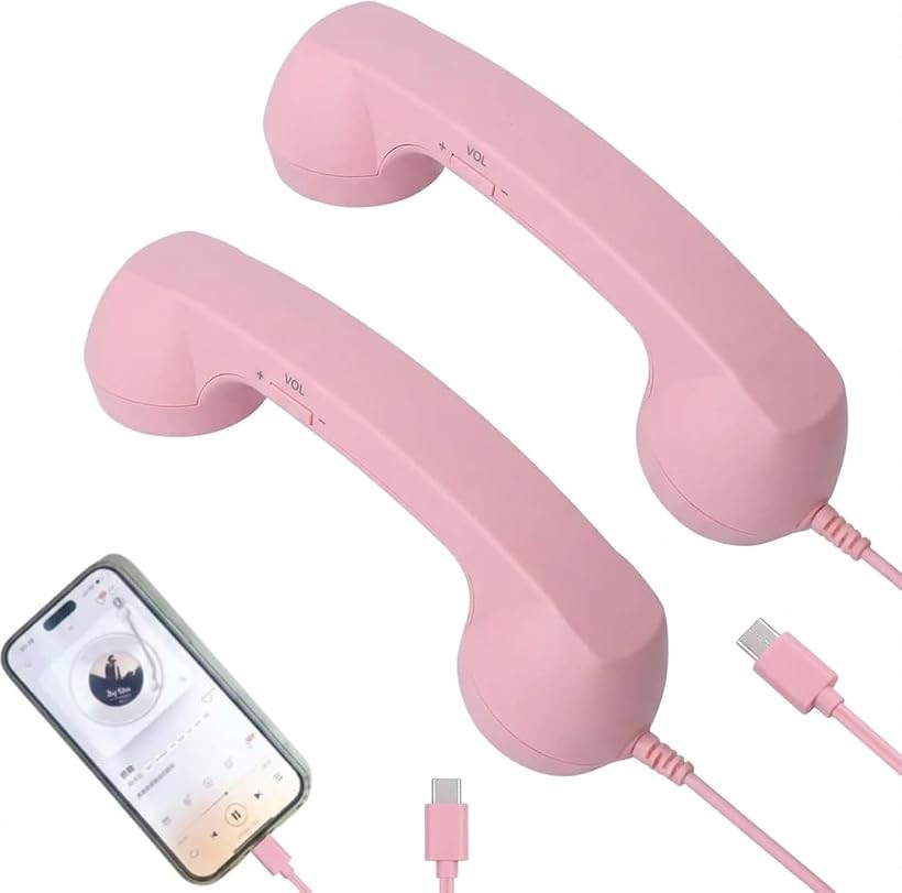 バリエーションコード : 2brvnq8ioj商品コード2brppowvin商品名IMPACTオンライ スマホ 受話器 レトロ 電話 USB タイプc おもしろ グッズブランドIMPACTオンラインカラーピンクx2個「挿すだけで昭和が蘇る。レトロ黒電話受話器」スマホやタブレット、PCのType-C端子に直挿しするだけで使えるレトロ黒電話スタイルの受話器。電池不要で設定も一切なし。昭和・平成レトロな外付けマイク感覚で、見た瞬間に「なにこれ。？」と笑いが起きる面白グッズです。「会議中に突っ込まれること確定。オンライン会議の必須アイテム」リモートワークやオンライン会議中に画面へ映り込んだ瞬間、場の空気が一変。ユニークな受話器スタイルが会話のきっかけをつくり、堅い雰囲気をほぐします。軽量設計で長時間使用でも疲れにくく、ハンズフリー通話にも対応しています。「デスクに置くだけで個性が出る。遊び心あるインテリアグッズ」昭和レトロな黒電話フォルムは、デスク周りに置くだけで個性的なインテリアとして映えます。音量調節ボタン付きで実用性も兼ね備えており、見た目だけでなく日常使いでも活躍。遊び心を忘れない、デスクにぴったりの一品です。「もらった瞬間に笑顔になる。ネタ系ギフト・プレゼントに最適」スマホ・タブレット・PCに対応したレトロ受話器は、誕生日や職場へのちょっとしたプレゼントにも喜ばれます。実際に使うたびに周りの反応が楽しめる、実用性とユニークさを兼ね備えたギフトです。コミュニケーションのネタに困っている方への贈り物にも最適です。「内容」スマホ用受話器x2個「操作ボタン」受話器中央の丸いボタン（多機能ボタン）で、着信時は通話開始、通話中は通話終了の操作ができます。（＊一部機種を除く）※ 他ネットショップでも併売しているため、ご注文後に在庫切れとなる場合があります。予めご了承ください。※ 品薄または希少等の理由により、参考価格よりも高い価格で販売されている場合があります。ご注文の際には必ず販売価格をご確認ください。※ 沖縄県、離島または一部地域の場合、別途送料の負担をお願いする場合があります。予めご了承ください。※ お使いのモニタにより写真の色が実際の商品の色と異なる場合や、イメージに差異が生じることがあります。予めご了承ください。※ 商品の詳細（カラー・数量・サイズ 等）については、ページ内の商品説明をご確認のうえ、ご注文ください。※ モバイル版・スマホ版ページでは、お使いの端末によっては一部の情報が表示されないことがあります。すべての記載情報をご確認するには、PC版ページをご覧ください。