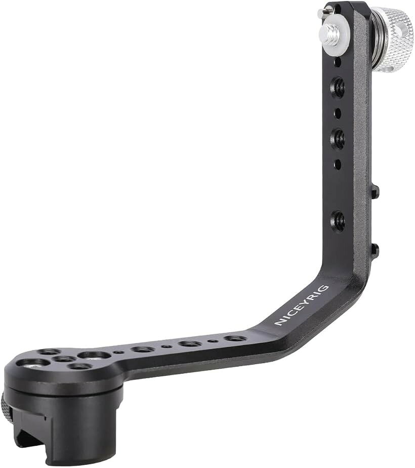 商品コード2bk54tt6iq商品名L型カメラモニターブラケット NATOレール クランプ LEDライト DSLRホルダーマウント 360 ° 角度調整 ビデオトランスミッター ライト マイク対応 フォトスタジオ写真撮影光ブランドNICEYRIGカラーブラック「多機能 L 型モニターブラケット」L 型カメラブラケットは、モニター、LED ライト、マイク、ワイヤレス送信機など多様な撮影アクセサリーに対応。NATO レールクランプ設計により、カメラリグへ素早く縦横取り付けします。撮影現場で拡張性と利便性を高める DSLR アクセサリーマウントです。脱落防止ピン付きで機器の落下を防ぐことができます。「360° 回転調整機能」ニードルローラーワッシャーとダンピング構造を採用し、モニターやスマホなどの取り付け機器の角度を自由に調整可能。スムーズで安定した固定が実現できます。ダンパーワッシャーで回転角度を調整する仕組みで、1/4 ネジ機器を取り付けた状態で回転させても緩みにくい構造です。「豊富な拡張インターフェース」1/4 ネジ穴、コールドシューマウント、NATO スライドレール、NATO クランプがあり、複数アダプターを同時装着でき、撮影セットアップを効率化します。本製品は NATO ハンドルと組み合わせてご使用いただけます。「幅広い互換性」本製品の上部には、別売りの立方体アダプターを装着して、撮影機材をさらに拡張でき、撮影スタイルや現場環境に応じた柔軟なカスタマイズを実現します。動画制作、Vlog撮影、ライブ配信にも適合します。「パッケージ内容」L 型 NATO クランプブラケット x1、黒 L 型レンチ x1 が付属。スタジオ撮影やビデオ撮影など、プロフェッショナルな現場での使用を想定した設計です。※ 他ネットショップでも併売しているため、ご注文後に在庫切れとなる場合があります。予めご了承ください。※ 品薄または希少等の理由により、参考価格よりも高い価格で販売されている場合があります。ご注文の際には必ず販売価格をご確認ください。※ 沖縄県、離島または一部地域の場合、別途送料の負担をお願いする場合があります。予めご了承ください。※ お使いのモニタにより写真の色が実際の商品の色と異なる場合や、イメージに差異が生じることがあります。予めご了承ください。※ 商品の詳細（カラー・数量・サイズ 等）については、ページ内の商品説明をご確認のうえ、ご注文ください。※ モバイル版・スマホ版ページでは、お使いの端末によっては一部の情報が表示されないことがあります。すべての記載情報をご確認するには、PC版ページをご覧ください。NICEYRIGのL型カメラモニターブラケットは、撮影現場でのセットアップを効率化するための高品質なアクセサリーです。NATOレールクランプを搭載しており、LEDライト、マイク、ビデオトランスミッターなど様々な機器を簡単に取り付けることができます。360°の角度調整機能により、モニターやアクセサリーを最適な位置に自由に設定できるため、あらゆる撮影シーンに対応可能です。DSLRカメラをはじめとする多様なカメラに対応したホルダーマウント設計で、スタジオ撮影やフィールド撮影など幅広い用途にご活用いただけます。堅牢な構造と使いやすいデザインにより、プロのカメラマンからアマチュアまで、快適な撮影環境を実現します。フォトスタジオでの本格的な撮影から日常的なビデオ制作まで、このブラケットは撮影機材の整理と安定性を高める頼れるパートナーです。