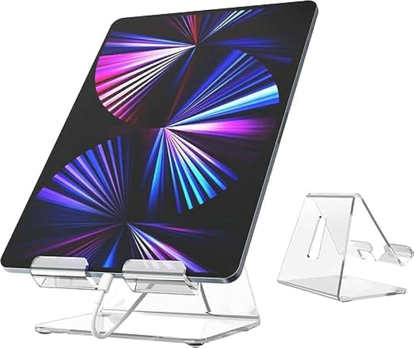バリエーションコード : 2brgvrjnl8商品コード2brgv2rkwc商品名タブレットスタンド アクリル 卓上 スマホスタンド クリア デスク ノートパソコンブランドsazanoreカラークリア洗練された透明感が魅力のタブレットスタンドは、どんなインテリアにも馴染むデザイン。お使いのスマホやタブレットを立てかけるだけで、スマートなデスクスタンドとして活躍します。コンパクトなサイズ感でデスクスタンドとしてはもちろん、ベッドサイドやキッチンでのスマホ利用にも最適で、長時間のビデオ会議や読書を快適にサポートしてくれます。デスクスタンドとしての使用はもちろん、持ち運びに便利なコンパクト仕様なので、リビングのフロアスタンド付近や外出先でもとても重宝します。透明アクリルが生み出す清潔感が特徴のタブレットスタンド。スマホから大型のタブレットまで幅広く対応し、デスクスタンドとして作業効率を劇的に高めます。このタブレットスタンドは、スマホやタブレットを置きながら充電ができ、コンパクトながらフロアスタンド並みの安定感を誇り、家庭でもオフィスでも手軽に使える優れものです。※ 他ネットショップでも併売しているため、ご注文後に在庫切れとなる場合があります。予めご了承ください。※ 品薄または希少等の理由により、参考価格よりも高い価格で販売されている場合があります。ご注文の際には必ず販売価格をご確認ください。※ 沖縄県、離島または一部地域の場合、別途送料の負担をお願いする場合があります。予めご了承ください。※ お使いのモニタにより写真の色が実際の商品の色と異なる場合や、イメージに差異が生じることがあります。予めご了承ください。※ 商品の詳細（カラー・数量・サイズ 等）については、ページ内の商品説明をご確認のうえ、ご注文ください。※ モバイル版・スマホ版ページでは、お使いの端末によっては一部の情報が表示されないことがあります。すべての記載情報をご確認するには、PC版ページをご覧ください。