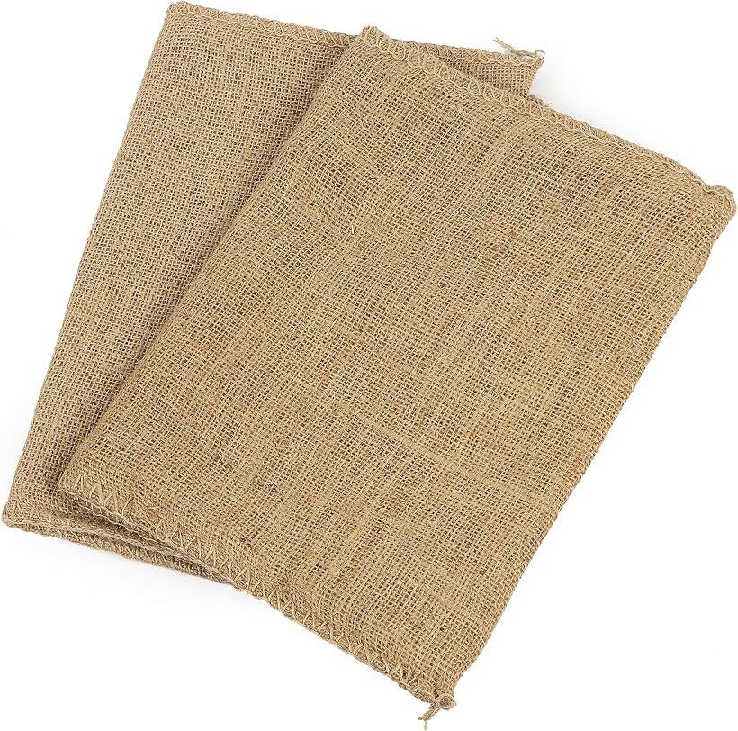 バリエーションコード : 2brns0dcpc商品コード2brnsjgcc0商品名麻袋 麻布 土嚢袋 どのう袋 山菜採り袋 南京袋 収穫袋 土のう袋 ドンゴロス 選べる2サイズ 厚手 ジュート 園芸 薪入れ 運搬 落ち葉 霜よけブランドLudus Felixサイズ等40x60cm（2枚セット）「　厚手で丈夫な天然ジュート素材　」高品質で厚みのある天然の麻（ジュート）を使用し、通気性と保湿性に優れています。重い野菜や土を入れても破れにくい頑丈な作りで、ハードな農作業やアウトドアでもしっかり活躍します。「　選べる2サイズ展開・特大サイズも　」40x60cmに加え、50x75cmサイズをご用意しました。大きな鉢のプランターカバーや一度に大量の薪を運ぶ際など、大は小を兼ねる利便性で幅広い用途に対応します。「　ハードな使用に耐える高耐久仕様　」袋の開口部や縁には、荷重性能を高めるためのしっかりとした縫製処理を施しています。土のう袋や収穫袋として、重いものを入れたまま運搬する際にもほつれにくく、長くご愛用いただけます。「　ガーデニングや農業の必須アイテム　」通気性が良いため、じゃがいも等の野菜の保存袋や収穫袋として最適です。また、冬場の植物の霜よけ、鉢カバー、大量の落ち葉集めなど、園芸・農作業のあらゆるシーンをサポートします。「　キャンプ・DIY・インテリアにも　」無骨でナチュラルな風合いは、キャンプでの薪入れやペグなどの道具収納にもぴったりです。また、室内の見せる収納や、DIYのリメイク素材としてなど、アイデア次第で多様な使い方が可能です。※ 他ネットショップでも併売しているため、ご注文後に在庫切れとなる場合があります。予めご了承ください。※ 品薄または希少等の理由により、参考価格よりも高い価格で販売されている場合があります。ご注文の際には必ず販売価格をご確認ください。※ 沖縄県、離島または一部地域の場合、別途送料の負担をお願いする場合があります。予めご了承ください。※ お使いのモニタにより写真の色が実際の商品の色と異なる場合や、イメージに差異が生じることがあります。予めご了承ください。※ 商品の詳細（カラー・数量・サイズ 等）については、ページ内の商品説明をご確認のうえ、ご注文ください。※ モバイル版・スマホ版ページでは、お使いの端末によっては一部の情報が表示されないことがあります。すべての記載情報をご確認するには、PC版ページをご覧ください。