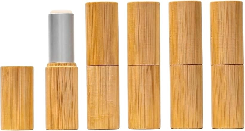 バリエーションコード : 2bkjtr58l5商品コード2bkjtjow10商品名竹製 リップスティック 空容器 5本セット 詰め替えチューブ 手作りコスメ用ブランドZERONOWAカラーシルバー手作りにこだわるあなたのために。市販品にはない自分だけの成分・色・香りを調合する特別な時間を、天然竹の温もりが静かに受け止めます。木目の表情が一本ずつ異なり、創造のプロセスから持ち歩く日常まで愛着を届けるのが、オリジナルのリップを持ち運べる竹製のリップケースです。一本ずつ異なる天然竹の木目は、量産品には出せない世界にひとつの個性です。リップを作るたびに手に取るその感触は、ひんやりとした重みの中にどこか温かみがあり、手作りという時間をさりげなく豊かにします。使い込むほどに深まる風合いが、道具を育てる喜びへと変わっていきます。口径12.1mmの口紅用モールドに対応し、手作りしたリップをスムーズに充填できる設計で、洗浄・乾燥後に繰り返し使える構造。お気に入りのレシピを何度でも試せるから、ハンドメイドコスメの探究をより深く、より長く続けられます。ゴールドとシルバーからお好きな色をお選びいただける、5本1セットです。自分用にはもちろん、心を込めて調合したオリジナルリップを大切な人へ贈るときも、この容器ごと手渡せば思いと器がひとつになった贈り物に。選んだ一色が、贈る側のこだわりを静かに物語ります。「サイズ」 約8cmx2.1cm ＊多少の誤差はご了承ください。「素材」 竹、プラスチック 「商品重量」 1本約15g 「内容」 5本＊取扱説明書は付属しておりません。＊商品の仕様は予告なく変更する場合がありますがご了承ください。※ 他ネットショップでも併売しているため、ご注文後に在庫切れとなる場合があります。予めご了承ください。※ 品薄または希少等の理由により、参考価格よりも高い価格で販売されている場合があります。ご注文の際には必ず販売価格をご確認ください。※ 沖縄県、離島または一部地域の場合、別途送料の負担をお願いする場合があります。予めご了承ください。※ お使いのモニタにより写真の色が実際の商品の色と異なる場合や、イメージに差異が生じることがあります。予めご了承ください。※ 商品の詳細（カラー・数量・サイズ 等）については、ページ内の商品説明をご確認のうえ、ご注文ください。※ モバイル版・スマホ版ページでは、お使いの端末によっては一部の情報が表示されないことがあります。すべての記載情報をご確認するには、PC版ページをご覧ください。