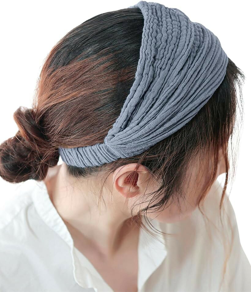 バリエーションコード : 2bk91ndlud商品コード2bkhqgdsro商品名カチューシャ レディース 幅広 ヘアターバン 綿100% ヘアバンド バックカチューシャ 洗顔 白髪隠し ターバン おしゃれ 髪留め 女性 前髪 汗止めブランドグリーンパキラカラーネイビーグレーサイズ等標準「痛くなりにくい幅広カチューシャ」「長時間つけてもラクなヘアバンドが欲しい」そんな方におすすめの幅広ヘアターバンです。後頭部がゴム仕様なので、締め付け感を軽減しながら、前髪やサイドの髪をしっかりホールド。洗顔・メイク・家事・仕事中でもズレにくく快適にご着用頂けます。幅広設計なので、気になる白髪や生え際も自然にカバーできるレディース カチューシャです。「綿100%のやさしい肌触り」吸汗性・通気性に優れたコットン100%素材を使用したヘアーバンドです。ムレにくく、敏感肌の方にもおすすめ。柔らかい生地感で、長時間でも快適な着け心地を実現しました。ヨガ・ピラティス・ジムなどの汗止め用途としてもおすすめです。「幅調整自由自在の2way仕様」トップ幅の調整が自由自在なので、幅を狭くすればヘアバンド、広げればバンダナ風や三角巾風として使える2way仕様。ファッションやシーンに合わせて自由にアレンジ可能です。カジュアル・ナチュラル・シンプルコーデにも合わせやすく、オールシーズンご使用頂けます。「1年中使える大人のヘアアクセ」春 夏 秋 冬 季節を問わず使えるヘアアクセサリーです。通勤・通学・オフィス・在宅ワーク・買い物・旅行・ルームウェアなど様々なシーンで活躍します。1点1点丹精を込めて作った ヘアバンドです。ファストファッションにはない「ハンドメイド」ならではの 味わい・存在感があります。生地はしわ加工を施しており、素敵な風合いに仕上がりました。「仕様」◉素材：綿100% ◉サイズ：頭囲54～57cm対応 ＊後頭部ゴム仕様 ◉カラー：ピンク・ブルー・グリーン・ライム・パープル・グレー・ネイビーグレー・ブラック ＊トップページの色味に、実物を極力近づけて掲載しております。◉フィット感重視の仕様のため、ややしっかりめの着用感です。◉手作業生産のため色味やサイズ感に若干個体差が生じる場合があります。※ 他ネットショップでも併売しているため、ご注文後に在庫切れとなる場合があります。予めご了承ください。※ 品薄または希少等の理由により、参考価格よりも高い価格で販売されている場合があります。ご注文の際には必ず販売価格をご確認ください。※ 沖縄県、離島または一部地域の場合、別途送料の負担をお願いする場合があります。予めご了承ください。※ お使いのモニタにより写真の色が実際の商品の色と異なる場合や、イメージに差異が生じることがあります。予めご了承ください。※ 商品の詳細（カラー・数量・サイズ 等）については、ページ内の商品説明をご確認のうえ、ご注文ください。※ モバイル版・スマホ版ページでは、お使いの端末によっては一部の情報が表示されないことがあります。すべての記載情報をご確認するには、PC版ページをご覧ください。