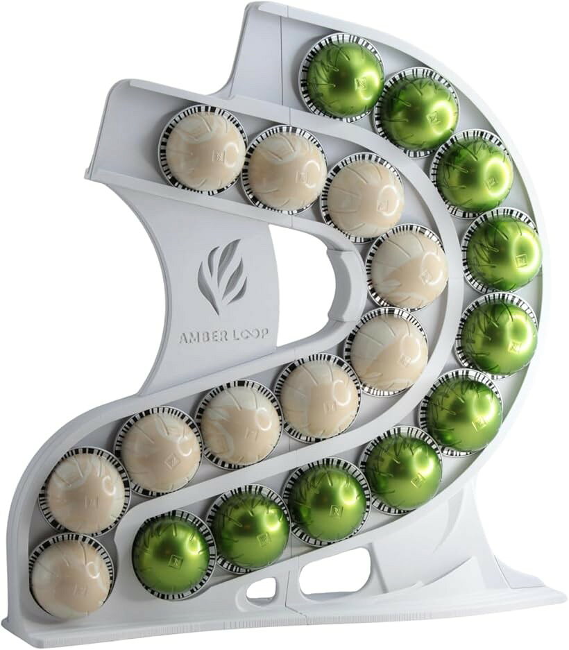 バリエーションコード : 2bkijtf6ql商品コード2bkij5chn6商品名ネスプレッソ Nespresso ヴァーチュオ 対応 カプセルホルダー スリムタイプ 40個収納ブランドAMBER LOOPカラーホワイトサイズ等約 幅11cm x 奥行35.1cm x 高さ38.2cm「商品仕様・対応カプセル」 対応機種：ネスプレッソ ヴァーチュオ（Vertuo）専用カプセル、収納個数：40個、本体サイズ：約 幅11cm x 奥行35.1cm x 高さ38.2cm 、材質：PETG-GF樹脂（3Dプリント製）底部に滑り止めパッド付 「オリジナル（original）」カプセルには対応しておりませんのでご注意ください。「自重落下式で取り出しスムーズ」 上からカプセルを入れるだけで、自重でスムーズに下へとスライドします。使うときは一番下からサッと片手で引き抜くだけ。「省スペース設計」 横幅はわずか11cmと非常にスリム。コーヒーマシンのすぐ横や、キッチンのちょっとしたデッドスペース、カウンターの隙間にも場所を取らずに美しく収まります。限られたスペースを有効活用したい方に最適なサイズ感です。「インテリアに馴染む上質な質感」選べる3バリエーション 専用設計されたこだわりのプロダクトです。光沢を抑えた落ち着いた質感で、モダンなキッチンやインテリアにも自然に溶け込みます。お部屋の雰囲気に合わせて3つのカラーからお選びいただけます。本製品は3Dプリンターを使用して一つひとつ丁寧に国内で製造（ハンドメイド）しております。3Dプリント特有の積層痕（細かい筋）がみられる場合がありますが、製品の強度や機能には問題ありませんのでご安心ください。※ 他ネットショップでも併売しているため、ご注文後に在庫切れとなる場合があります。予めご了承ください。※ 品薄または希少等の理由により、参考価格よりも高い価格で販売されている場合があります。ご注文の際には必ず販売価格をご確認ください。※ 沖縄県、離島または一部地域の場合、別途送料の負担をお願いする場合があります。予めご了承ください。※ お使いのモニタにより写真の色が実際の商品の色と異なる場合や、イメージに差異が生じることがあります。予めご了承ください。※ 商品の詳細（カラー・数量・サイズ 等）については、ページ内の商品説明をご確認のうえ、ご注文ください。※ モバイル版・スマホ版ページでは、お使いの端末によっては一部の情報が表示されないことがあります。すべての記載情報をご確認するには、PC版ページをご覧ください。このNespressoオリジナル用カプセルホルダーは、あなたのコーヒータイムをより豊かに演出する洗練されたデザインです。キッチンやダイニングスペースにスタイリッシュなアクセントを加えます。Nespressoヴァーチュオシリーズのカプセルをすっきりと整理・収納でき、使いたいときにすぐに取り出せる利便性が魅力です。スムーズな使い心地で、毎日のコーヒーライフにささやかな彩りをそえてくれます。カプセルを一目で確認できるため、お気に入りのフレーバーをすぐに選ぶことができます。コンパクトながらも機能的な設計で、限られたスペースにも無駄なく収まります。コーヒー好きの方へのギフトとしても最適な一品です。