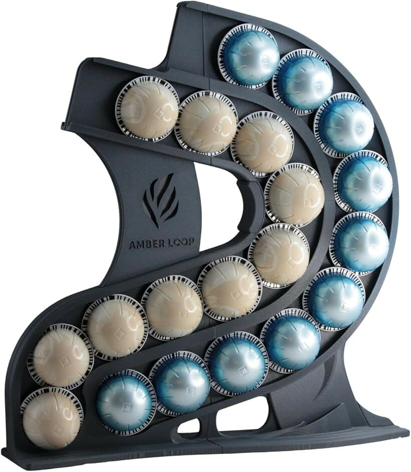 バリエーションコード : 2bkijtf6ql商品コード2bkij8co8u商品名ネスプレッソ Nespresso ヴァーチュオ 対応 カプセルホルダー スリムタイプ 40個収納ブランドAMBER LOOPカラーダークグレーサイズ等約 幅11cm x 奥行35.1cm x 高さ38.2cm「商品仕様・対応カプセル」 対応機種：ネスプレッソ ヴァーチュオ（Vertuo）専用カプセル、収納個数：40個、本体サイズ：約 幅11cm x 奥行35.1cm x 高さ38.2cm 、材質：PETG-CF樹脂（3Dプリント製）底部に滑り止めパッド付 「オリジナル（original）」カプセルには対応しておりませんのでご注意ください。「自重落下式で取り出しスムーズ」 上からカプセルを入れるだけで、自重でスムーズに下へとスライドします。使うときは一番下からサッと片手で引き抜くだけ。「省スペース設計」 横幅はわずか11cmと非常にスリム。コーヒーマシンのすぐ横や、キッチンのちょっとしたデッドスペース、カウンターの隙間にも場所を取らずに美しく収まります。限られたスペースを有効活用したい方に最適なサイズ感です。「インテリアに馴染む上質な質感」選べる3バリエーション 専用設計されたこだわりのプロダクトです。光沢を抑えた落ち着いた質感で、モダンなキッチンやインテリアにも自然に溶け込みます。お部屋の雰囲気に合わせて3つのカラーからお選びいただけます。本製品は3Dプリンターを使用して一つひとつ丁寧に国内で製造（ハンドメイド）しております。3Dプリント特有の積層痕（細かい筋）がみられる場合がありますが、製品の強度や機能には問題ありませんのでご安心ください。※ 他ネットショップでも併売しているため、ご注文後に在庫切れとなる場合があります。予めご了承ください。※ 品薄または希少等の理由により、参考価格よりも高い価格で販売されている場合があります。ご注文の際には必ず販売価格をご確認ください。※ 沖縄県、離島または一部地域の場合、別途送料の負担をお願いする場合があります。予めご了承ください。※ お使いのモニタにより写真の色が実際の商品の色と異なる場合や、イメージに差異が生じることがあります。予めご了承ください。※ 商品の詳細（カラー・数量・サイズ 等）については、ページ内の商品説明をご確認のうえ、ご注文ください。※ モバイル版・スマホ版ページでは、お使いの端末によっては一部の情報が表示されないことがあります。すべての記載情報をご確認するには、PC版ページをご覧ください。このNespressoオリジナル用カプセルホルダーは、あなたのコーヒータイムをより豊かに演出する洗練されたデザインです。キッチンやダイニングスペースにスタイリッシュなアクセントを加えます。Nespressoヴァーチュオシリーズのカプセルをすっきりと整理・収納でき、使いたいときにすぐに取り出せる利便性が魅力です。スムーズな使い心地で、毎日のコーヒーライフにささやかな彩りをそえてくれます。カプセルを一目で確認できるため、お気に入りのフレーバーをすぐに選ぶことができます。コンパクトながらも機能的な設計で、限られたスペースにも無駄なく収まります。コーヒー好きの方へのギフトとしても最適な一品です。