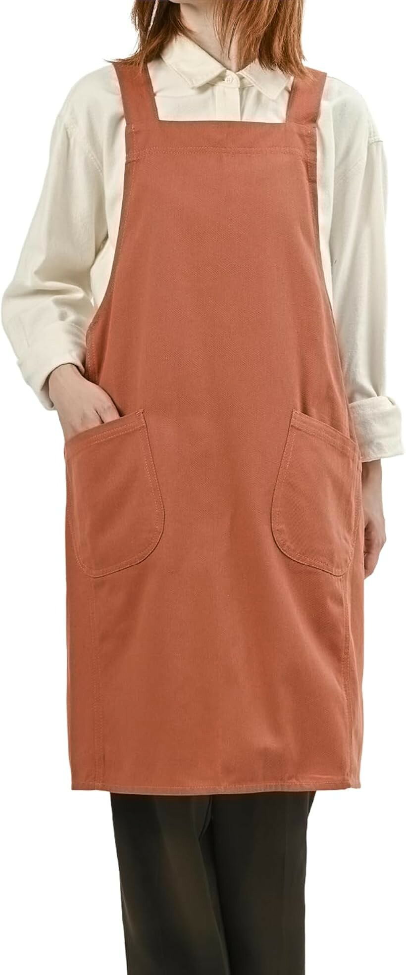 バリエーションコード : 2brl0yd3gq商品コード2brl05yff4商品名エプロン かぶるだけ カフェ風 ゆったりシルエット キャンバス風 ツイル生地 綿 男女兼用ブランドXieltoカラーテラコッタサイズ等Free Size「首が疲れない快適クロス仕様」肩紐が背中で交差するバッククロス設計により、首や肩への負担を効率よく分散します。長時間の料理や掃除、立ち仕事でも首が凝りにくく、首掛けタイプのエプロンで肩こりや疲労感に悩んでいた方に最適な優しい着用感です。「かぶるだけでサッと瞬間着脱」紐を結ぶ面倒な手間が一切ない、頭からすっぽりかぶるだけの簡単仕様です。忙しい朝や作業前でもサッと着用でき、ズレ落ちにくい設計。毎日の家事やワークウエアとしてはもちろん、エプロン初心者の方にもおすすめ。「綿100%の上質な肌触りと風合い」通気性と吸水性に優れたコットン100%素材を採用しており、春夏秋冬を問わずオールシーズン快適。ナチュラルな風合いが魅力の丈夫なキャンバス風ファブリックで、毎日の洗濯にも強く、使うほどに肌に馴染みます。「必要な小物をサッと左右ポケット収納」フロントにはスマートフォンやメモ帳、筆記用具、タオル、小物がすっぽり収まる深めのポケットを左右2箇所に配置。家事の合間や、カフェ・飲食店での接客、サロンワーク、保育士の作業時にも利便性抜群です。「暮らしに馴染む4色の北欧デザイン」オリーブ、マスタード、テラコッタ、チャコールの落ち着いたアースカラーを展開。無駄を省いたシンプルな男女兼用のユニセックスデザインで、キッチン、ガーデニング、DIY、店舗用ユニフォームに幅広く活躍。※ 他ネットショップでも併売しているため、ご注文後に在庫切れとなる場合があります。予めご了承ください。※ 品薄または希少等の理由により、参考価格よりも高い価格で販売されている場合があります。ご注文の際には必ず販売価格をご確認ください。※ 沖縄県、離島または一部地域の場合、別途送料の負担をお願いする場合があります。予めご了承ください。※ お使いのモニタにより写真の色が実際の商品の色と異なる場合や、イメージに差異が生じることがあります。予めご了承ください。※ 商品の詳細（カラー・数量・サイズ 等）については、ページ内の商品説明をご確認のうえ、ご注文ください。※ モバイル版・スマホ版ページでは、お使いの端末によっては一部の情報が表示されないことがあります。すべての記載情報をご確認するには、PC版ページをご覧ください。毎日のおうち時間やワークスペースを快適に彩る、綿100%素材のシンプルなカフェエプロンです。首が疲れないバッククロス（X型）デザインを採用し、肩紐を背中で交差させることで肩への負担を分散。長時間の家事や立ち仕事でも首こり・肩こりを軽減します。首掛けタイプのエプロンで悩んでいた方におすすめの優しい着用感です。紐結び不要な「かぶるだけ」の簡単着脱仕様なので、忙しい朝や作業前でもサッと瞬間着用が可能。フロントにはスマートフォンやメモ帳、タオルがすっぽり入る大きめの左右2ポケットを配置し、作業効率を格段に高めます。通気性が良く肌に優しいコットンファブリックは、春夏秋冬を問わずオールシーズン快適。オリーブ、マスタード、テラコッタ、チャコールの暮らしに馴染むナチュラルカラー4色をご用意。無駄を省いたミニマルな北欧風デザインのため、ご家庭での料理や掃除、ガーデニング、DIY、保育士の作業着、カフェやサロン、飲食店、雑貨店、ベーカリー等の接客・店舗用ユニフォーム、ワークエプロン、バニティやサロンワーク、ワークウエアとしても幅広く活躍します。