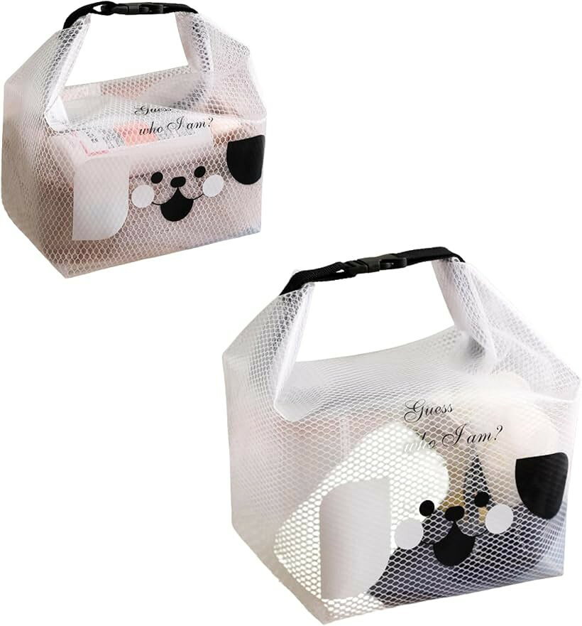 バリエーションコード : 2brlsy5gho商品コード2brlqvku23商品名プールバッグ スパバッグ 2個セット 温泉バッグ 防水 大容量 EVA素材ブランドFuji-cellarカラー犬サイズ等Sサイズ Lサイズシーンで使い分ける、賢い大小2サイズセット：仕事帰りのジムには必要なものだけをコンパクトにまとめられるSサイズ、タオルや着替えがかさむ週末のレジャーや温泉旅行には余裕のあるLサイズ。「大きすぎてロッカーで邪魔だった」「小さすぎて荷物が入りきらなかった」というサイズ選びの後悔を、この2点セットが解消します。どんなシーンにも対応できる安心感が、はじめから手元に揃っています。濡れものを気にせず、サッと片づけるEVA素材：表面にメッシュパターンを施した防水性の高いEVA素材を採用しているため、ジムや温泉で使い終わった濡れたタオル、水着、汗をかいたウェアもためらいなく収納できます。大切な衣類や荷物を濡らす心配がなく、使用後は水で流すかサッと拭くだけで清潔な状態に戻せます。見た目以上の収納力と、一目でわかる視認性：広いマチ設計で、化粧水ボトルや着替え、ふかふかのタオルなど、かさばりがちな荷物もすっきりと収まります。開口部は紐で巾着のように絞れるうえ、大きく開くため荷物の出し入れがスムーズ。半透明のEVA素材が「あれ、どこに入れたっけ？」という焦りを防いでくれます。紐とバックルの二重ロックで安心のハンドル設計：開口部の紐をキュッと絞って口を閉じ、さらに持ち手のバックルをカチッと留めれば、中身の飛び出しを二重に防ぎながら手提げとしてすっきり持ち運べます。ロッカーのバーに掛けて置き場所を確保したり、スーツケースのハンドルに固定してスマートに移動したりと、旅先やジムでも多彩に活躍する設計です。セット内容と製品仕様：セット内容：Sサイズバッグx1、Lサイズバッグx1（合計2点セット） / サイズ(約)：Sサイズ 幅27cmx奥行11.5cmx高さ24.5cm、Lサイズ 幅35cmx奥行15.5cmx高さ27.5cm / 素材：EVA（表面メッシュパターン加工） / カラーバリエーション：ライトグレー（猫デザイン）、ホワイトクリア（犬デザイン） ＊重量についてはデータがないため、現時点では記載しておりません。※ 他ネットショップでも併売しているため、ご注文後に在庫切れとなる場合があります。予めご了承ください。※ 品薄または希少等の理由により、参考価格よりも高い価格で販売されている場合があります。ご注文の際には必ず販売価格をご確認ください。※ 沖縄県、離島または一部地域の場合、別途送料の負担をお願いする場合があります。予めご了承ください。※ お使いのモニタにより写真の色が実際の商品の色と異なる場合や、イメージに差異が生じることがあります。予めご了承ください。※ 商品の詳細（カラー・数量・サイズ 等）については、ページ内の商品説明をご確認のうえ、ご注文ください。※ モバイル版・スマホ版ページでは、お使いの端末によっては一部の情報が表示されないことがあります。すべての記載情報をご確認するには、PC版ページをご覧ください。今日の予定に、ぴったりのサイズを。平日、仕事帰りにそのままジムへ向かうとき。コンパクトなSサイズに着替えとシューズだけを詰めれば、ロッカーにもすっきり収まります。週末、家族と温泉へ。タオルも着替えも洗面具も、Lサイズが余裕をもって受け止めてくれます。「どのサイズにすべきか」と悩む必要はもうありません。あなたの毎日のシーンに合わせて、いつもぴったりなサイズが手元にある。それが、この2サイズセットの答えです。