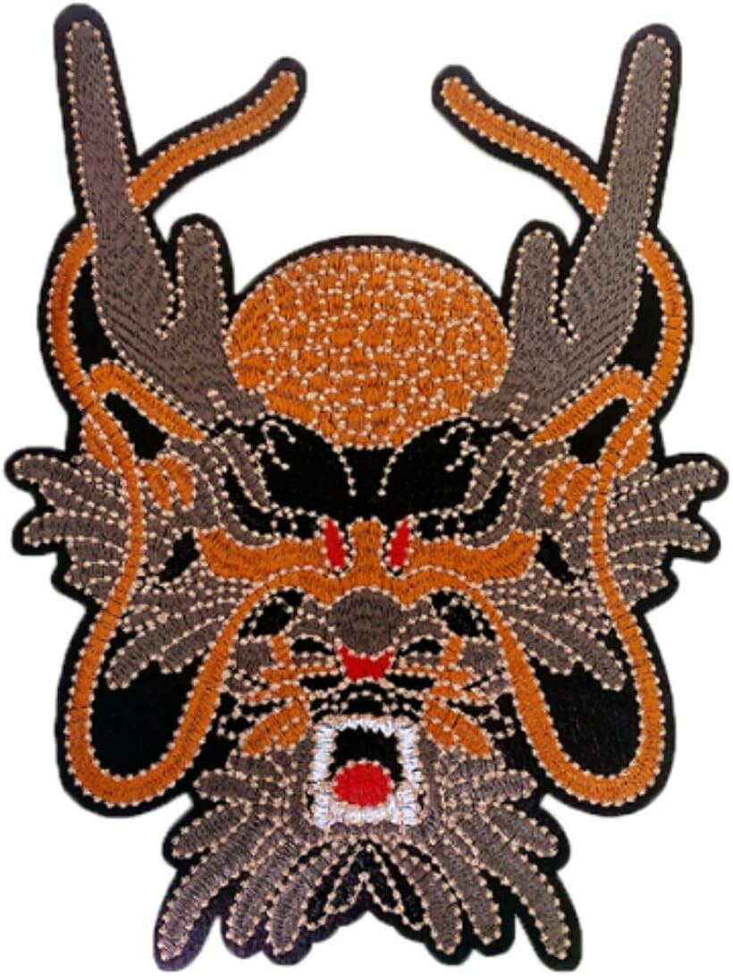 バリエーションコード : 2brt2l43qc商品コード2brt2gj3s1商品名刺繍ワッペン 龍 刺繍パッチ 大きめ アップリケ DIY 補修 服 帽子 バッグ アイロン接着 ND-0388-R06ブランドNYANDELMOカラーD.古式龍面「サイズ・バリエーション」龍デザインの刺繍ワッペン。大きめサイズで存在感があります。詳細サイズは画像をご確認ください。「刺繍デザイン」細かな刺繍で立体感のある仕上がり。ジャケットやデニムのワンポイントに映えるドラゴンモチーフです。「貼り付け方法」アイロンで簡単に接着でき、しっかり固定したい場合は周囲を縫い付けると安心です（洗濯する衣類におすすめ）。「幅広い用途」服・帽子・バッグなどの装飾やカスタムに。穴あき・汚れ跡の目隠しなど補修用途にも使えます。「使用時のメリット」大きめだから遠目でも目立ち、1枚で雰囲気をガラッと変更。DIYリメイクが手軽に楽しめます。※ 他ネットショップでも併売しているため、ご注文後に在庫切れとなる場合があります。予めご了承ください。※ 品薄または希少等の理由により、参考価格よりも高い価格で販売されている場合があります。ご注文の際には必ず販売価格をご確認ください。※ 沖縄県、離島または一部地域の場合、別途送料の負担をお願いする場合があります。予めご了承ください。※ お使いのモニタにより写真の色が実際の商品の色と異なる場合や、イメージに差異が生じることがあります。予めご了承ください。※ 商品の詳細（カラー・数量・サイズ 等）については、ページ内の商品説明をご確認のうえ、ご注文ください。※ モバイル版・スマホ版ページでは、お使いの端末によっては一部の情報が表示されないことがあります。すべての記載情報をご確認するには、PC版ページをご覧ください。