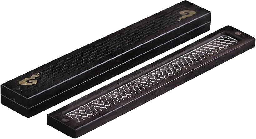 バリエーションコード : 2bru92u2f3商品コード2brujlug0t商品名L CLOVER 線香 横置き 黒檀 網 ステンレスネット付き お香立て 線香立て ふた付き 灰が飛ばない 香炉 線香皿 木製ブランドエルクローバーカラー雲サイズ等横長「黒檀ステンレスネット付き」深みのある光沢が美しい黒檀の横置き線香皿です。ステンレスの網が付いています。蓋を閉めても最後まで線香が消えずに燃え続けることができます。難燃綿も付属しています。「横置き蓋付き」線香が倒れる心配がなく、風で灰が飛んで周りを汚す心配もありません。空気の流れがあっても、灰が飛び散ることはありません。ストレス無く、香りや煙を楽しむことができます。「高級感のあるデザイン」高級感のある黄銅板のはめ込みと優雅で重厚な雰囲気の伝統的な透かし模様のデザインは、仏壇用はもちろん、インセンスホルダーとしてもお使いいただけます。香りを楽しむことを生活の一部にしませんか。「おしゃれなインテリア」リビング、玄関、寝室と、どこに置いてもオシャレな空間を演出します。ホテルや旅館、ヨガ教室や茶道等のカルチャースクールでもインテリアの一部として香りを飾っています。「サイズと仕様」長さ：約24.3cm　幅：約3.8cm　高さ：約1.9cm　長香タイプも折らずにお使いいただけます。香炉灰は不要です。使用後は網や難燃綿の上の灰を捨ててください。＊天然木のため色合いや模様は個々に異なります。「実用的な機能性」ステンレス製の網と難燃綿により、安全に線香を使用できます。灰の処理も簡単で、お手入れがしやすい構造になっています。※ 他ネットショップでも併売しているため、ご注文後に在庫切れとなる場合があります。予めご了承ください。※ 品薄または希少等の理由により、参考価格よりも高い価格で販売されている場合があります。ご注文の際には必ず販売価格をご確認ください。※ 沖縄県、離島または一部地域の場合、別途送料の負担をお願いする場合があります。予めご了承ください。※ お使いのモニタにより写真の色が実際の商品の色と異なる場合や、イメージに差異が生じることがあります。予めご了承ください。※ 商品の詳細（カラー・数量・サイズ 等）については、ページ内の商品説明をご確認のうえ、ご注文ください。※ モバイル版・スマホ版ページでは、お使いの端末によっては一部の情報が表示されないことがあります。すべての記載情報をご確認するには、PC版ページをご覧ください。