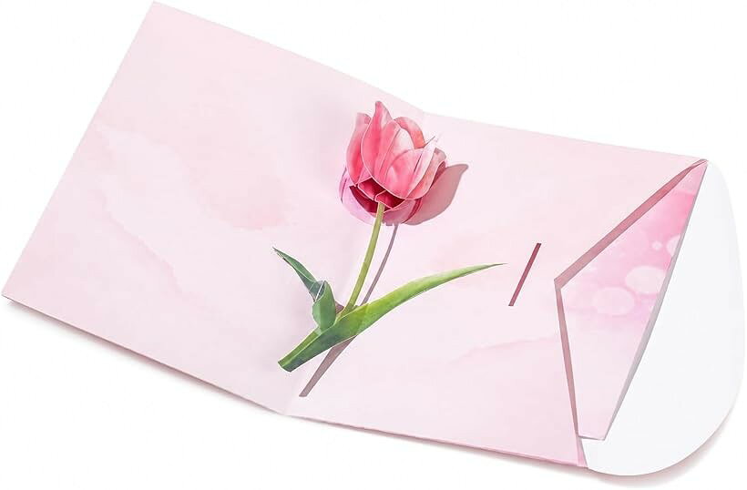 バリエーションコード : 2bkyv64skr商品コード2bkyv2r251商品名メッセージカード message card 母の日 誕生日 記念日 立体 グリーティングカード 花 カードブランドフリージアスカラーレッド二つ折りのカードを開くと中央に立体的なお花が現れる仕組みで、母の日・誕生日・記念日のグリーティングカードとして感動を届けます。立体的に広がるお花が受け取った方を驚かせ、メッセージカードやギフトに最適な素敵なデザインです。コンパクトなミニサイズで持ち運びやすく、母の日だけでなく誕生日、記念日など様々なシーンで活躍します。ポップアップ式の仕掛けが華やかな印象を演出し、お花のカードとして和風の贈り物にもぴったりなグリーティングカードです。大切な方への感謝の気持ちを伝えるメッセージカードとして、母の日カードや季節の挨拶に心を込めて贈れる立体カードです。※ 他ネットショップでも併売しているため、ご注文後に在庫切れとなる場合があります。予めご了承ください。※ 品薄または希少等の理由により、参考価格よりも高い価格で販売されている場合があります。ご注文の際には必ず販売価格をご確認ください。※ 沖縄県、離島または一部地域の場合、別途送料の負担をお願いする場合があります。予めご了承ください。※ お使いのモニタにより写真の色が実際の商品の色と異なる場合や、イメージに差異が生じることがあります。予めご了承ください。※ 商品の詳細（カラー・数量・サイズ 等）については、ページ内の商品説明をご確認のうえ、ご注文ください。※ モバイル版・スマホ版ページでは、お使いの端末によっては一部の情報が表示されないことがあります。すべての記載情報をご確認するには、PC版ページをご覧ください。