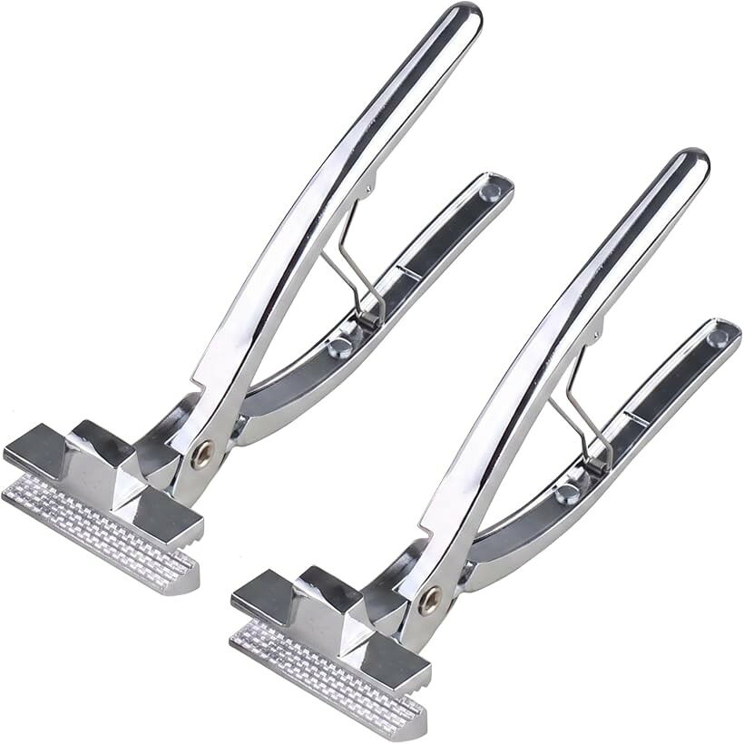 バリエーションコード : 2bk6wc3itv商品コード2bk6wghnjw商品名キャンバス プライヤー 2個 セット キャンパス 張り器 引っ張り 工具 布張り ペンチ 画材工具ブランドMorishoサイズ等小 (口幅6cm)「キャンバスに合わせて選べる2個セット」キャンバス生地を木枠に張る作業をサポートするキャンバスプライヤーです。大2個セットと小2個セットの2バリエーションをご用意しており、作品サイズや作業内容に合わせて選べます。「大サイズは約12cmの広い掴み口」大サイズは掴み口が約12cmあり、広い範囲のキャンバス生地を掴みたい時に便利です。掴み口にはゴムパーツが付いており、布を挟みながら張る作業をサポートします。「小サイズは約6cmの凹凸掴み口」小サイズは掴み口が約6cmで、小さめのキャンバスや細かな調整作業に使いやすいサイズです。掴み口は凹凸のある形状で、布を掴みながら作業しやすい仕様です。「バネ付きで開閉しやすい設計」持ち手部分にはバネが付いており、握りやすく作業しやすい設計です。手だけでは引っ張りにくいキャンバス生地を扱う際に、木枠への張り作業を補助します。「絵画制作や布張り作業に」油絵・アクリル画などのキャンバス制作、木枠への布張り、張り替え作業に使用できます。大サイズは広い面の作業に、小サイズは小さな作品や部分調整におすすめです。＊サイズは多少の誤差が生じる場合があります。※ 他ネットショップでも併売しているため、ご注文後に在庫切れとなる場合があります。予めご了承ください。※ 品薄または希少等の理由により、参考価格よりも高い価格で販売されている場合があります。ご注文の際には必ず販売価格をご確認ください。※ 沖縄県、離島または一部地域の場合、別途送料の負担をお願いする場合があります。予めご了承ください。※ お使いのモニタにより写真の色が実際の商品の色と異なる場合や、イメージに差異が生じることがあります。予めご了承ください。※ 商品の詳細（カラー・数量・サイズ 等）については、ページ内の商品説明をご確認のうえ、ご注文ください。※ モバイル版・スマホ版ページでは、お使いの端末によっては一部の情報が表示されないことがあります。すべての記載情報をご確認するには、PC版ページをご覧ください。