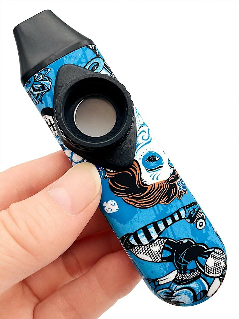 バリエーションコード : 2bk2o9o3yw商品コード2bk2ougc3u商品名カズー 楽器 KAZOO おもしろ楽器 アート柄 日本語説明書 音色調整 ストラップ付 初心者 大人 子供ブランドFlatlandカラーブルーサイズ等約10.2x3x2.8cm「カズー 楽器 KAZOO｜アート柄 ブルー・初心者も鳴らせるおもしろ楽器」 ギターもピアノも、途中でやめてしまった。そんな人でも今日から音を出せるカズーです。ブルーのアート柄をまとった一本で、置いておくだけで目を引きます。楽器経験のない初心者でも、口にくわえて声を出すだけで音になります。KAZOOの金文字が入った化粧箱に収めてお届けするので、ギフトにも喜ばれます。「今日からあなたも演奏家｜音楽理論不要・大人も子供も鳴らせます」 楽器が続かない理由は、音が出るまでが遠いことです。カズーは息を吹き込む楽器ではなく、口にくわえて声を出すだけで音になります。音符が読めなくても、指使いを覚えなくても、ハミングしたその瞬間から演奏が始まります。ギターやウクレレとのアンサンブルもでき、パーティーや家族の集まりでは大人も子供も全員が演奏側にまわれます。「音色調整と交換膜6枚｜回転ダイヤル・ストラップ付で長く使えます」 一つの音しか出ない楽器は、すぐ飽きます。膜を収める部分は回転ダイヤル式で、回すだけで自分好みの音色へ微調整できます。交換膜は専用ケース付きで6枚付属。湿気で膜が劣化しても、交換するだけで音が戻ります。本体はコンパクトな10.2cm、軽量20g。ストラップ付きで首から下げられるので、持ち歩いて好きなときに鳴らせます。「贈り物に最適｜金文字入り化粧箱のコンプリートセット」 楽器を贈っても、鳴らし方がわからないまま置かれてしまうことがあります。このセットはカズー本体、交換膜たっぷり6枚と専用ケース、ピンクのストラップ、説明書がそろっています。届いたその日から音を出せる中身です。上品な金文字入りの化粧箱に収まっているので、包み直す手間なくそのまま渡せます。誕生日やクリスマスの贈り物にも選びやすい内容です。「約10.2cm・20g｜ABS樹脂・日本語説明書付きセット内容」 本体サイズは約10.2x3x2.8cm、重量は約20g、素材はABS樹脂です。化粧箱は約13.8x7x4cm。セット内容はカズー本体、交換膜6枚、膜ケース、ストラップ、日本語説明書、化粧箱です。鳴らし方も膜の交換手順も日本語で読めるので、初めての方でも迷いません。ポケットに収まるので、旅行先にも持ちだせます※ 他ネットショップでも併売しているため、ご注文後に在庫切れとなる場合があります。予めご了承ください。※ 品薄または希少等の理由により、参考価格よりも高い価格で販売されている場合があります。ご注文の際には必ず販売価格をご確認ください。※ 沖縄県、離島または一部地域の場合、別途送料の負担をお願いする場合があります。予めご了承ください。※ お使いのモニタにより写真の色が実際の商品の色と異なる場合や、イメージに差異が生じることがあります。予めご了承ください。※ 商品の詳細（カラー・数量・サイズ 等）については、ページ内の商品説明をご確認のうえ、ご注文ください。※ モバイル版・スマホ版ページでは、お使いの端末によっては一部の情報が表示されないことがあります。すべての記載情報をご確認するには、PC版ページをご覧ください。
