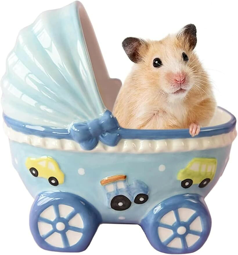 商品コード2brlvk3120商品名ハムスター ハウス 陶器 ひんやり 涼感 夏 隠れ家 小動物 寝床 砂浴び ゴールデンハムスター モルモットブランドPLEGOODカラーブルーハムスター ハウスは陶器製のベビーカー型。ケージに置くだけで愛らしく華やぎ、暑い季節もひんやり涼しいお気に入りの隠れ家に。毎日のぞくのが楽しくなる小動物のおうちです。寝床としてはもちろん、砂浴び場やトイレ、落ち着ける隠れ家までマルチに活躍。陶器ならではのひんやり感で夏の暑さ対策スポットにもなり、ハムスターが思い思いにくつろげます。自然な冷たさを保つ陶器素材で、暑い時期も涼感をプラス。木製と違い汚れが染み込みにくく、水洗いして拭くだけで清潔をキープ。適度な重みでひっくり返りにくく、安定して使えるハウスです。ゴールデンハムスターやモルモット、チンチラ、リスなど小動物に幅広く対応。ひんやり涼しい陶器のおうちは、ペットを飼うご家庭へのプレゼントや新生活のお祝いにもおすすめです。素材:陶器／カラー:ブルー。職人による手作り品のため、サイズや色味に個体差が生じる場合がございます。モニターの環境により色の見え方に差が出る場合がございます。※ 他ネットショップでも併売しているため、ご注文後に在庫切れとなる場合があります。予めご了承ください。※ 品薄または希少等の理由により、参考価格よりも高い価格で販売されている場合があります。ご注文の際には必ず販売価格をご確認ください。※ 沖縄県、離島または一部地域の場合、別途送料の負担をお願いする場合があります。予めご了承ください。※ お使いのモニタにより写真の色が実際の商品の色と異なる場合や、イメージに差異が生じることがあります。予めご了承ください。※ 商品の詳細（カラー・数量・サイズ 等）については、ページ内の商品説明をご確認のうえ、ご注文ください。※ モバイル版・スマホ版ページでは、お使いの端末によっては一部の情報が表示されないことがあります。すべての記載情報をご確認するには、PC版ページをご覧ください。