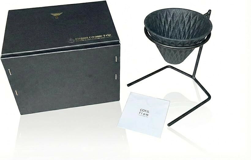バリエーションコード : 2bkjlv5s3h商品コード2bron899ul商品名波佐見焼 COFIL FLOWコーヒー セラミックフィルター スタンドセット ペーパーレス 陶器ドリッパー 遠赤外線 まろやか 繰り返し使える エコ珈琲器具 ギフトブランドGreenPlusカラー深煎りブラックサイズ等直径10.8cmx高さ6.9cm「紙フィルター不要のエコなドリッパー」 50ミクロン（毛髪と同等）の無数の小さな穴が空いた多孔質セラミックフィルターです。紙フィルターを使わず、そのままコーヒー粉を入れてドリップ可能。洗って繰り返し使えるため、環境に優しく経済的です。「アロマとオイルを逃さず抽出」 従来の紙フィルターでは吸収されてしまう「コーヒー豆の油分（旨み成分）」を、独自のセラミック技術がしっかりと通します。豆本来のアロマとコクがダイレクトに楽しめ、いつものコーヒーがよりマイルドで美味しい味わいに変わります。また、水道水のカルキ臭や不純物を取り除く効果もあります。「伝統の波佐見焼 x 最先端技術」 長崎県の伝統工芸「波佐見焼」の職人技と、先端のセラミック技術が融合。ざらざらとした土の質感（セラミック）が特徴で、インテリアとしても映えるスタイリッシュなデザインです。「お手入れ簡単・目詰まり解消」 普段は水洗いでOK。コーヒーの通りが悪くなった（目詰まりした）場合は、鍋で10分ほど煮沸することで解消します（重曹を使うとより効果的です）。食洗機は不可ですが、電子レンジ・オーブンは使用可能です。「セット内容・仕様」 セット内容：COFIL本体、専用スタンド、取扱説明書 ／ サイズ：直径10.8cmx高さ6.9cm ／ 重量：110g ／ 抽出量：1回あたり1～4杯分（1杯120ml、粉10～12g目安） ／ 生産国：日本（長崎県波佐見町）※ 他ネットショップでも併売しているため、ご注文後に在庫切れとなる場合があります。予めご了承ください。※ 品薄または希少等の理由により、参考価格よりも高い価格で販売されている場合があります。ご注文の際には必ず販売価格をご確認ください。※ 沖縄県、離島または一部地域の場合、別途送料の負担をお願いする場合があります。予めご了承ください。※ お使いのモニタにより写真の色が実際の商品の色と異なる場合や、イメージに差異が生じることがあります。予めご了承ください。※ 商品の詳細（カラー・数量・サイズ 等）については、ページ内の商品説明をご確認のうえ、ご注文ください。※ モバイル版・スマホ版ページでは、お使いの端末によっては一部の情報が表示されないことがあります。すべての記載情報をご確認するには、PC版ページをご覧ください。