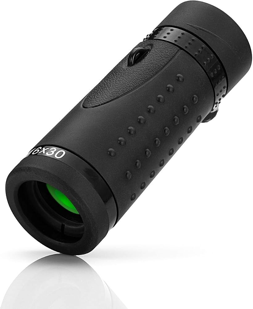商品コード2brsxog2oh商品名単眼鏡 望遠鏡 6x30 単眼きょう 小型 6倍 30mm大口径 コンパクト 持ち運び便利 双眼鏡 より軽い 高倍率 看板確認 案内図確認 旅行 山登り キャンプブランドAkeyda「高倍率」Akeyda6x30単眼鏡は6倍のBAK4 ポロプリズムと30mmFMCマルチコーティング対物レンズは高倍クリアな視野を提供されており、高い光通過率と明るさでコンサートなどの薄暗めの会場でも立体的で明るい視野が広がり、はっきりと見えます。望遠鏡スコープは対物レンズ有効径（30mm）が大きいほど集光力が向上し、明るく、解像力の高いシャープな像を得ることができます。夕暮れにも曇りと霧や暗いの日にもいい効果を送ります。特に高倍率になるほど対物レンズ有効径の大きなものが明るさの点で有利とされます。対物レンズ有効径による明るさの違いは、夕暮れ時や暗い森の中などの悪条件下でその差がはっきりと表れます。対物レンズ有効径が大きくなると、単眼鏡はより大きく重くなります。「幅広いシーンで大活躍」手ブレを起こしにくい単眼鏡はメガネをかけるでも対応できて、楽に目標物を見える。6倍の倍率と30mm対物レンズの視野は、ライブ 登山 野鳥 演劇 観劇 競馬 景色 スポーツ観戦 運動会 アウトドア 野鳥 月 飛行機 旅行 フィギュアスケート 風景 野球 サッカー サファリ 海用など楽しみ方に最適です。（特にスポーツが熱中する方にお勧めです。）プレゼントにも最適な選択です。「持ち運びが苦にならないポケットサイズ」手のひらにすっぽり収まる手のひらサイズで重さも僅か190gなので、ポケットやバッグに入れても邪魔になりません。付属のストラップから首からぶら下げても気にならない軽さです。また、柔らかい手触りの収納ケースはもちろん、大切なレンズを保護して保管頂けます。「落ち着きのあるコンパクト樹脂ボディ」ポケットサイズのコンパクトボディは堅牢な樹脂を採用。また手のひらに収まるスマホのようなサイズ感で、使いたいときにすぐに取り出すことができる。生活防水、BAK4プリズム、FMCマルチコーティング、NBRラバーナイロンなど高級素材で、本体内部に水気が入り込まないのも魅力です。ボディに雪や雨が降っても、乾いたきれいなポリエステルまたは両面フランネルですぐに拭き取るだけで、その後の使用に影響しません。「セット内容」単眼鏡本体x1、ソフトケースx1、ストラップx1、レンズ拭き用クロスx1、日本語取扱説明書x1。※ 他ネットショップでも併売しているため、ご注文後に在庫切れとなる場合があります。予めご了承ください。※ 品薄または希少等の理由により、参考価格よりも高い価格で販売されている場合があります。ご注文の際には必ず販売価格をご確認ください。※ 沖縄県、離島または一部地域の場合、別途送料の負担をお願いする場合があります。予めご了承ください。※ お使いのモニタにより写真の色が実際の商品の色と異なる場合や、イメージに差異が生じることがあります。予めご了承ください。※ 商品の詳細（カラー・数量・サイズ 等）については、ページ内の商品説明をご確認のうえ、ご注文ください。※ モバイル版・スマホ版ページでは、お使いの端末によっては一部の情報が表示されないことがあります。すべての記載情報をご確認するには、PC版ページをご覧ください。