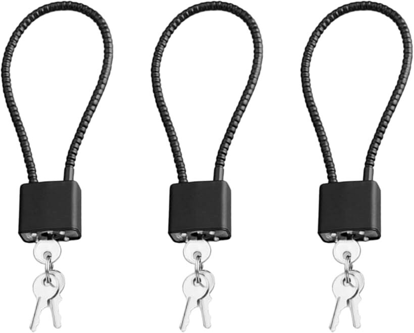 バリエーションコード : 2bug3ffh9u商品コード2bug3yql2q商品名鍵 南京錠 ロックワイヤー 鍵ロック 3個セット バック スーツケース 盗難防止 カギ式 防犯ロック 多目的 旅行 バックブランドazumafyカラーブラックサイズ等Mサイズ「多彩な用途」多目的に使える鍵ロック3個セットになります。サイズも3種類選べるため目的に応じてお選びいただけます。日常生活では、ロッカー、クローゼット、バックパック、ブリーフケース、ノートパソコンバッグ、ゴルフバッグ、家具などのさまざまなアイテムの保護に使用できます。屋外でも旅行やキャンプにも最適で、スーツケースや荷物、自転車、屋外の倉庫、など様々な場面で役立ちます。「予備キー付きで安心」鍵をなくしても大丈夫。各ロックに3つずつ、合計9つのキーが付属しています。万が一キーを紛失しても、すぐに使えなくなる心配はありません。「耐久性の高い素材」このロックは、頑丈で耐久性に優れた亜鉛合金製を採用しており、様々なサイズ・形状のアイテムをしっかりと安全にロック。十分な強度と優れた耐久性・損傷耐性を備えた製品です。スチールケーブルを柔らかいプラスチックで被覆しているため、防水性、防錆性、耐腐食性に優れ、屋外や湿気の多い環境での使用に最適です。設置性能が高く、太陽や雨を恐れずに使用できます「商品詳細」多目的鍵ロック　3個セット※ 他ネットショップでも併売しているため、ご注文後に在庫切れとなる場合があります。予めご了承ください。※ 品薄または希少等の理由により、参考価格よりも高い価格で販売されている場合があります。ご注文の際には必ず販売価格をご確認ください。※ 沖縄県、離島または一部地域の場合、別途送料の負担をお願いする場合があります。予めご了承ください。※ お使いのモニタにより写真の色が実際の商品の色と異なる場合や、イメージに差異が生じることがあります。予めご了承ください。※ 商品の詳細（カラー・数量・サイズ 等）については、ページ内の商品説明をご確認のうえ、ご注文ください。※ モバイル版・スマホ版ページでは、お使いの端末によっては一部の情報が表示されないことがあります。すべての記載情報をご確認するには、PC版ページをご覧ください。