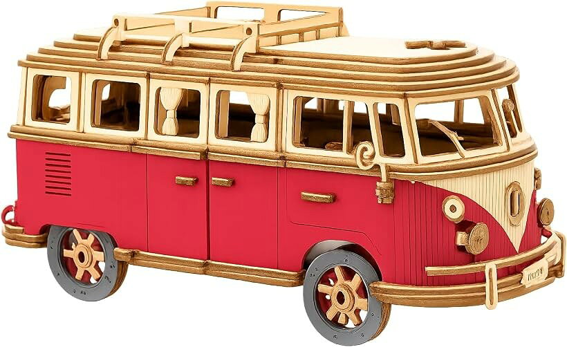 バリエーションコード : 2brluogvj2商品コード2brluv11ck商品名立体パズル 車 バス 木製パズル 3Dウッドパズル 模型 組み立てキット 大人 子供 インテリアブランドPLEGOODカラーレッド立体パズルで、世界に一台のレトロバスを自分の手で。天然木のあたたかな質感を組み上げていくウッドパズルは、完成した瞬間の達成感が格別。できあがったらそのまま飾れる、大人も夢中になる木製の組み立てキットです。️遊び方は、木の板からパーツを手で外して順番に組み込むだけ。専用工具は不要です。パチッとはめる感覚が心地よく、説明に沿って進めれば立体的な車モデルが完成。じっくり集中できる、ものづくりの時間を楽しめます。魅力は、開閉する扉や細かな内装まで再現した本格ディテール。組み立てを通じて指先の器用さや集中力を楽しみながら養え、達成感も味わえます。落ち着いたカラーと天然木の風合いで、完成後はインテリアとしても映える組み立てキットです。子どもから大人まで楽しめるので、親子のものづくり時間や、工作・DIY好きの趣味にもぴったり。完成後は飾ってコレクションにも。誕生日やクリスマスのプレゼント、自分へのごほうびにもおすすめの木製立体パズルです。素材:天然木／対象年齢:6歳以上／カラーは複数展開のため選択肢をご確認ください。部品点数が多く作りごたえのある本格仕様で、小さなお子さまは大人と一緒の制作がおすすめです。木製のため強い力を加えると折れる場合があります。モニター環境により色の見え方に差が生じる場合があります。※ 他ネットショップでも併売しているため、ご注文後に在庫切れとなる場合があります。予めご了承ください。※ 品薄または希少等の理由により、参考価格よりも高い価格で販売されている場合があります。ご注文の際には必ず販売価格をご確認ください。※ 沖縄県、離島または一部地域の場合、別途送料の負担をお願いする場合があります。予めご了承ください。※ お使いのモニタにより写真の色が実際の商品の色と異なる場合や、イメージに差異が生じることがあります。予めご了承ください。※ 商品の詳細（カラー・数量・サイズ 等）については、ページ内の商品説明をご確認のうえ、ご注文ください。※ モバイル版・スマホ版ページでは、お使いの端末によっては一部の情報が表示されないことがあります。すべての記載情報をご確認するには、PC版ページをご覧ください。