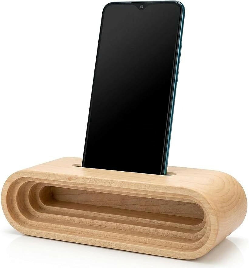 バリエーションコード : 2bku8q2h8o商品コード2bk26ncysh商品名スマホスタンド スピーカー 天然木 電源不要 木製 スマホ スピーカー 置くだけブランドbelaDESIGNカラーWS1705D ホワイト ブナ（ドイツ）サイズ等幅18x奥行6.2x高さ4.8「電源不要 自然な音響効果」メガホンの原理で天然木を採用したスピーカー。面倒な操作、電源は一切不要。置くだけで自然な音響効果により驚くほど高音質で臨場感あふれる自然な音響効果を生み出します。「適合サイズ」 iOS / Android ほぼ全てのスマートフォンサイズに対応。＊手帳型等大型サイズのスマホケースを装着したスマートフォンはセットできない場合がございます。セット可能サイズ：幅9cmx薄さ1.2cmまで「シンプルなデザイン」belaDESIGNのスマホスタンド スピーカーは、天然木を使用したシンプルなデザインが特徴です。お部屋のどんなインテリアにも合わせやすく、スタイリッシュな印象を与えます。「手作りの温もり」職人によって一つ一つ丁寧に手作りされています。天然木特有の温もりと、職人の手仕事による繊細な仕上がりが、お部屋に心地よい雰囲気をもたらします。「多機能性」このスマホスタンドは、見た目の美しさだけでなく、機能性にも優れています。デスクワークの効率化はもちろん、キッチンでのレシピ表示やリビングでの映画鑑賞など、様々なシーンで大活躍します。あなたのライフスタイルをより豊かにするアイテムです。「存在」1つ1つ丁寧に作り上げられた天然木のデザインは同じものは2つとない存在となります。天然の木材を加工・製造しております。その為、商品画像と木目、色味が異なる場合がございます。「仕様」 サイズ(cm)：幅18x奥行6.2x高さ4.8 スマホカバー対応 スマホセット部寸法 幅9cmx縦1.2cm 縦置き専用 使用中の充電不可※ 他ネットショップでも併売しているため、ご注文後に在庫切れとなる場合があります。予めご了承ください。※ 品薄または希少等の理由により、参考価格よりも高い価格で販売されている場合があります。ご注文の際には必ず販売価格をご確認ください。※ 沖縄県、離島または一部地域の場合、別途送料の負担をお願いする場合があります。予めご了承ください。※ お使いのモニタにより写真の色が実際の商品の色と異なる場合や、イメージに差異が生じることがあります。予めご了承ください。※ 商品の詳細（カラー・数量・サイズ 等）については、ページ内の商品説明をご確認のうえ、ご注文ください。※ モバイル版・スマホ版ページでは、お使いの端末によっては一部の情報が表示されないことがあります。すべての記載情報をご確認するには、PC版ページをご覧ください。「仕様」 サイズ(cm)：幅18x奥行6.2x高さ4.8 総重量：約300g ＊注意事項 天然の木材を加工・製造しております。その為、以下の事項にご留意・ご注意いただきますようよろしくお願いいたします。製品により木目が1つ1つ異なります。商品画像と木目が異なる場合がございます。また軽微な凹凸がある場合がございます。変形、ひび割れ等の恐れがございますため、過度な湿度のある場所、炎天下の場所には設置しないようお願いいたします。