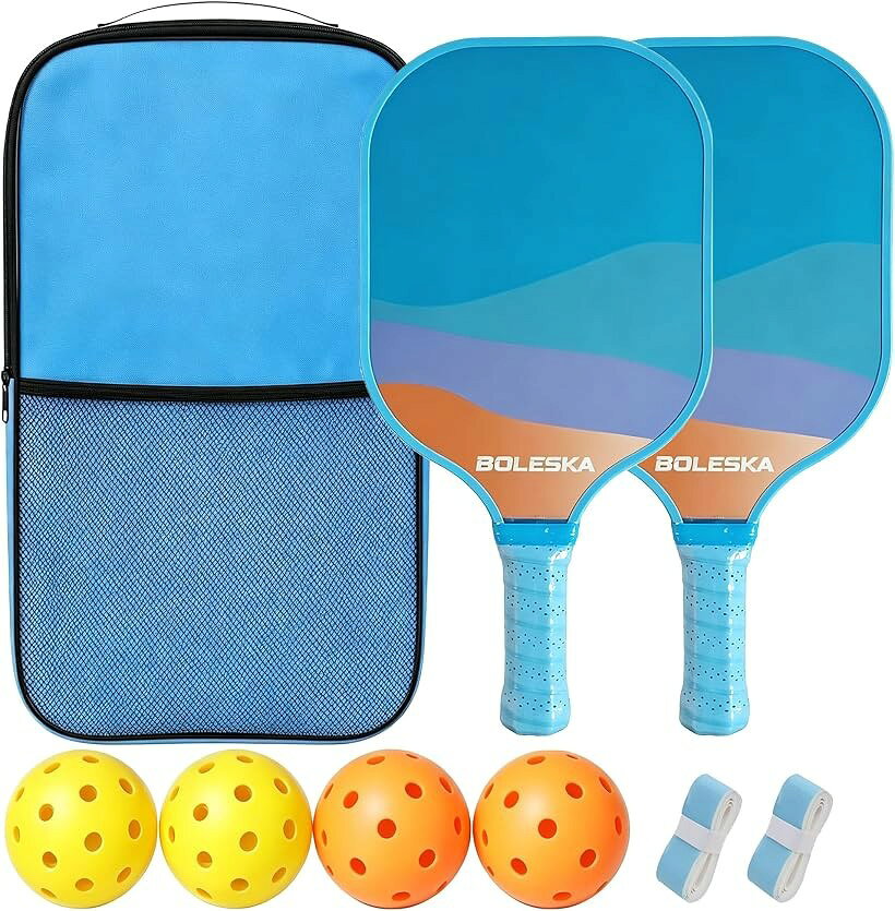 商品コード2bk6ixuvjr商品名ピックルボール パドル 2本セット ファイバーグラス 軽量 ボール4個 バッグ付き 初心者向け 家族 レジャー用ブランドBOLESKAカラーブルー「充実のスターターセット」 パドル2本、ピックルボール4個、交換用グリップテープ2本、収納バッグがセットになったオールインワンモデル。購入後すぐにプレーを始められるため、初心者の方やこれからピックルボールを始めたいご家族・ご友人にもおすすめです。「ファイバーグラスフェイスで優れた打球感」 表面には耐久性と反発性を兼ね備えたファイバーグラス素材を採用。ボールの弾きが良く、コントロールしやすいため、ラリーも安定。初心者から経験者まで幅広くお使いいただけます。「軽量設計で長時間でも疲れにくい」 軽量設計により腕への負担を軽減。クッション性のある滑りにくいグリップは手にしっかりフィットし、長時間のプレーでも快適な握り心地を保ちます。「初心者から中級者まで幅広く対応」 ピックルボールを始めたばかりの方から、スキルアップを目指す方まで幅広くお使いいただけます。バランスの取れた設計で、パワーとコントロールを両立。ご家族でのレクリエーション、友人とのスポーツ、健康維持のためのエクササイズに最適。男女問わずどなたでもお楽しみいただけます。「ご使用時のご注意」本製品にはガラス繊維素材を使用しています。素材の特性上、表面に微細なガラス繊維の先端が露出している場合がございます。ケガや違和感を防ぐため、表示の有無にかかわらず、素手で直接触れないようご注意ください。万が一、ガラス繊維が皮膚に刺さり、痛みや違和感が続く場合は、速やかに医療機関の診察・処置を受けてください。※ 他ネットショップでも併売しているため、ご注文後に在庫切れとなる場合があります。予めご了承ください。※ 品薄または希少等の理由により、参考価格よりも高い価格で販売されている場合があります。ご注文の際には必ず販売価格をご確認ください。※ 沖縄県、離島または一部地域の場合、別途送料の負担をお願いする場合があります。予めご了承ください。※ お使いのモニタにより写真の色が実際の商品の色と異なる場合や、イメージに差異が生じることがあります。予めご了承ください。※ 商品の詳細（カラー・数量・サイズ 等）については、ページ内の商品説明をご確認のうえ、ご注文ください。※ モバイル版・スマホ版ページでは、お使いの端末によっては一部の情報が表示されないことがあります。すべての記載情報をご確認するには、PC版ページをご覧ください。今日から、みんなで楽しめる。ピックルボールは、子どもから大人まで楽しめる今話題のスポーツです。このセットにはプレーに必要なアイテムがすべて揃っているため、届いたその日からすぐに遊ぶことができます。ファイバーグラス製パドルは軽量で扱いやすく、安定したコントロール性能を発揮。収納バッグ付きなので持ち運びも簡単です。休日のレジャーや家族との時間、友人とのアウトドアなど、さまざまなシーンで活躍します。スポーツをもっと身近に。誰でも気軽に楽しめるピックルボールを、このセットから始めてみませんか。
