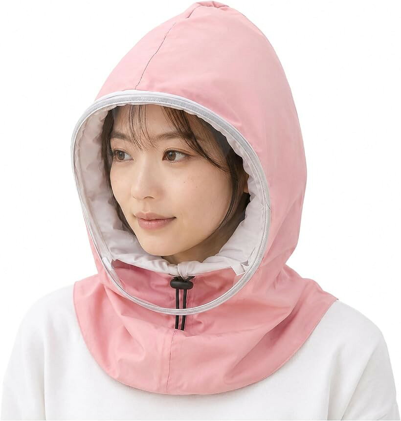 バリエーションコード : 2bktf43to3商品コード2bktfttf60商品名火山灰ガード頭巾 防災頭巾 防塵 粉塵 マスク 災害用 コンパクト 折り畳み 曇り止め 防水 洗濯可 防止 防塵マスク 防塵頭巾 粉じん 粉塵 対策ブランドアーススモールカラーピンク1枚「火山灰・粉じん対策に」 火山噴火時の降灰対策に使える、フェイスシールド一体型の火山灰マスクです。頭部・顔まわり・首元までを覆い、火山灰やホコリの付着を軽減します。「透明シールドで視界を確保」 顔まわりをカバーする透明フェイスシールド付き。避難時や屋外移動時でも前方や周囲を確認しやすく、視界を確保しながら使用できます。「曇りにくい加工を採用」 透明シールドには曇りにくい加工を施しており、着用中も視界を保ちやすい仕様です。視界が白っぽい場合は、使用前に保護フィルムを剥がしてください。「ジッパー＆ドローコードで調整」 前面ジッパーで着脱しやすく、首元のドローコードでフィット感を調整可能。顔まわりや首元に合わせて使いやすい設計です。「約30g・コンパクトで備蓄に便利」 本体重量は約30g。折りたたんで収納しやすく、防災リュック、家庭、職場、学校、車内などの備蓄用としておすすめです。※ 他ネットショップでも併売しているため、ご注文後に在庫切れとなる場合があります。予めご了承ください。※ 品薄または希少等の理由により、参考価格よりも高い価格で販売されている場合があります。ご注文の際には必ず販売価格をご確認ください。※ 沖縄県、離島または一部地域の場合、別途送料の負担をお願いする場合があります。予めご了承ください。※ お使いのモニタにより写真の色が実際の商品の色と異なる場合や、イメージに差異が生じることがあります。予めご了承ください。※ 商品の詳細（カラー・数量・サイズ 等）については、ページ内の商品説明をご確認のうえ、ご注文ください。※ モバイル版・スマホ版ページでは、お使いの端末によっては一部の情報が表示されないことがあります。すべての記載情報をご確認するには、PC版ページをご覧ください。火山噴火時の降灰対策に備える、フェイスシールド一体型の火山灰マスクです。頭部から顔まわり、首元までをすっぽり覆うフード形状で、火山灰や粉じん、ホコリの付着を軽減します。透明フェイスシールド付きで、避難時や屋外移動時も前方や周囲を確認しやすい設計です。シールドには曇りにくい加工を施しており、視界を確保しながら落ち着いて行動しやすくなっています。前面ジッパーで着脱しやすく、首元のドローコードでフィット感を調整可能。約30gの軽量設計で、防災バッグ・家庭・職場・学校・車内の備蓄品としてもおすすめです。