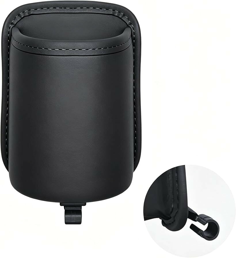 バリエーションコード : 2bkjiqpojc商品コード2bk698t5xv商品名車ドリンクホルダー ドリンクホルダー 車 増設 レザー クリップ式 取付簡単 飲み物 小物収納 撥水加工 汚れ防止ブランドVITSRカラーブラック 2個サイズ等16x10cm「車用ドリンクホルダー」車にドリンクホルダーを増設して、飲み物だけでなく、鍵やカードなどの小物もすっきり収納できます。さらに、2kgの重りを吊るせる小型フック付きで、買い物袋やゴミ袋などを掛けるのにも便利。サイズは約16x10cmとコンパクトながら、機能性が高く、優れた汎用性を誇る車用カップホルダーです。「高品質なレザー」外装と内装に高品質のレザーを採用しており、手触り良くてまるで純正品のように見えます。「取付簡単」裏面はクリップ付けて、引っ掛け使用タイプのドリンクホルダーです。前部も後部座席も勝手に取付可能、使用便利のカー用品です。「手入れ簡単」撥水性があり、水や埃に強いレザー製で、日常的な汚れも簡単に拭き取れる点が使い勝手抜群です。「使用シーン」ドリンクホルダーとしても、ゴミ箱としても多機能のカー用品で、こういった特徴があると、日常使いでも長く愛用できそうですね。特に車内の整理が気になる方にはぴったりの商品かもしれません。※ 他ネットショップでも併売しているため、ご注文後に在庫切れとなる場合があります。予めご了承ください。※ 品薄または希少等の理由により、参考価格よりも高い価格で販売されている場合があります。ご注文の際には必ず販売価格をご確認ください。※ 沖縄県、離島または一部地域の場合、別途送料の負担をお願いする場合があります。予めご了承ください。※ お使いのモニタにより写真の色が実際の商品の色と異なる場合や、イメージに差異が生じることがあります。予めご了承ください。※ 商品の詳細（カラー・数量・サイズ 等）については、ページ内の商品説明をご確認のうえ、ご注文ください。※ モバイル版・スマホ版ページでは、お使いの端末によっては一部の情報が表示されないことがあります。すべての記載情報をご確認するには、PC版ページをご覧ください。