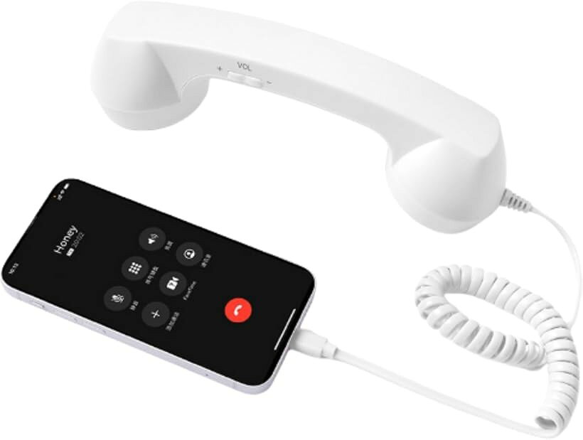 バリエーションコード : 2brdo6lstx商品コード2brdo9jr3j商品名スマホ 受話器 黒電話 タブレット PC 携帯電話 有線 通話 レトロ USB Type-C対応ブランドAll Trustカラーホワイト「スマホで昭和レトロな通話体験を再現」 懐かしの黒電話のようなフォルムを再現した、インパクト抜群のレトロデザイン受話器です。最新のスマートフォンにType-Cで接続するだけで、いつもの通話が遊び心あふれる体験に変わります。見た目の面白さだけでなく、実際に手に馴染む質感が会話をより楽しく演出します。「肩挟み通話が可能で長電話をサポート」 スマホ本体を顔に押し当てる必要がないため、画面の皮脂汚れや発熱による不快感を防ぎます。受話器特有の形状は、肩と耳で挟んで保持しやすく、ハンズフリーに近い感覚でメモを取りながら、あるいはPCを操作しながらの長電話をスムーズに進めることができます。「ユニークなインテリア雑貨として」 実用的な通話アイテムとしてだけでなく、デスクやリビングに置くだけで映えるヴィンテージ風オブジェとしても活躍します。ブラックとホワイトのモノトーンカラーは、モダンなオフィス環境にも馴染み、WEB会議やオンライン飲み会で同僚や友人の目を引くアイコンとなります。「商品内容」サイズ：23x7x6cm　スピーカー直径: 38mm　重量: 180g　カラー：ブラック/ホワイト　接続: Type-C※ 他ネットショップでも併売しているため、ご注文後に在庫切れとなる場合があります。予めご了承ください。※ 品薄または希少等の理由により、参考価格よりも高い価格で販売されている場合があります。ご注文の際には必ず販売価格をご確認ください。※ 沖縄県、離島または一部地域の場合、別途送料の負担をお願いする場合があります。予めご了承ください。※ お使いのモニタにより写真の色が実際の商品の色と異なる場合や、イメージに差異が生じることがあります。予めご了承ください。※ 商品の詳細（カラー・数量・サイズ 等）については、ページ内の商品説明をご確認のうえ、ご注文ください。※ モバイル版・スマホ版ページでは、お使いの端末によっては一部の情報が表示されないことがあります。すべての記載情報をご確認するには、PC版ページをご覧ください。