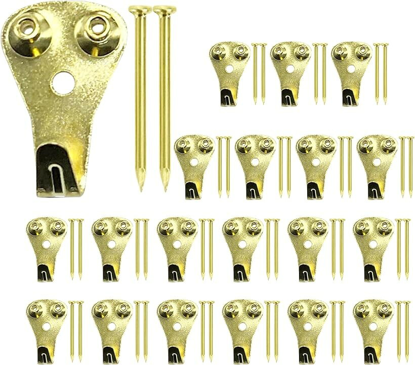 バリエーションコード : 2bk5qykqxx商品コード2brh1dcy32商品名壁掛けフック 欧式50LB 22.7kg 石膏ボード対応 大きめ額 時計 釘2本 穴小さい 見た目すっきり 額縁 ポスター 壁 賃貸OK 20個セットブランドEast Leafカラーゴールドサイズ等欧式50LB（22.7kg）「穴が小さく目立ちにくい」 釘1～3本で固定できる設計。石膏ボードに開く穴がコンパクトで、壁をすっきりキープ。「数字で選べる耐荷重」 20LB（9.1kg）/50LB（22.7kg）/75LB（34.0kg）/100LB（45.4kg）をラインナップ。飾りたい重さに合わせて直感的に選べます。「薄型でスマートな仕上がり」 薄型で壁になじむ仕上がり。写真・ポスター・薄型フレームに最適。「暮らしに馴染む使い道」 写真・額縁・ポスター・時計・装飾ボード・姿見まで、リビング/寝室/玄関の演出に活躍。「重め対応」 大型フレームや姿見など、見た目のスマートさと強さを両立。「選び方」まずは重さとサイズで 20LB（約9.1kg）：大きめではない額・時計の“少し重い”まで 50LB（約22.7kg）：厚手フレーム・重めの装飾の定番レンジ 75LB（約34.0kg）：大型フレーム・ボリューム作品 100LB（約45.4kg）：姿見・重量級アート 迷ったら一つ上のLBを選択（ゆとりを持つと見栄え＆安心感UP） 幅広い/長い物は2個使いで荷重分散＆水平出しが簡単に 仕上がり重視の欧式は、“重さに合うLBを選ぶ”のが最短です「適合ガイド」 石膏ボード・木下地におすすめ。＊表示のLB（kg）は目安です。壁の状態や取り付け方法により実使用荷重は変動します。コツ：大切なものはフックを2個以上で併用して荷重を分散すると、水平出しも簡単で見栄えがさらに良くなります。「仕様」欧式50LB（22.7kg）x20、釘※ 他ネットショップでも併売しているため、ご注文後に在庫切れとなる場合があります。予めご了承ください。※ 品薄または希少等の理由により、参考価格よりも高い価格で販売されている場合があります。ご注文の際には必ず販売価格をご確認ください。※ 沖縄県、離島または一部地域の場合、別途送料の負担をお願いする場合があります。予めご了承ください。※ お使いのモニタにより写真の色が実際の商品の色と異なる場合や、イメージに差異が生じることがあります。予めご了承ください。※ 商品の詳細（カラー・数量・サイズ 等）については、ページ内の商品説明をご確認のうえ、ご注文ください。※ モバイル版・スマホ版ページでは、お使いの端末によっては一部の情報が表示されないことがあります。すべての記載情報をご確認するには、PC版ページをご覧ください。「安全にお使いいただくために」 ＊対象と用途 本品は室内の壁に額縁・写真・ポスター・時計・装飾ボード等を吊り下げるための壁掛けフックです。対象壁：石膏ボード／木下地 非対象：コンクリート・タイル・レンガ・金属・ガラス・化粧パネル・土壁・砂壁・水気の多い面・屋外・天井 ＊耐荷重について 表示の10/20/30/40/50/75/100LB（kg）は目安です。壁材の状態、厚み、下地の有無、取り付け方法、経年や環境条件により実使用荷重は低下します。大切なもの・高価品・破損で危険が生じる物（ガラス・陶器・精密機器など）は十分な安全率を見込み、必要に応じてフックを2個以上で併用し荷重を分散してください。人やペットの上方・ベッドの真上には設置しないでください。＊取り付け前の確認 壁が石膏ボードであること、背面に電気配線・配管がないことを確認してください。取り付け面の汚れ・油分・ホコリを除去してください。賃貸の場合は、管理規約・契約内容に従い、釘類の使用可否を事前にご確認ください。目立たない場所でxx試し打ち（テスト施工）xxを行い、ぐらつきがないか確かめてください。＊取り付け方法（概要） 釘は壁面に対しまっすぐ打ち込み、奥までしっかり固定してください。フックの種類に応じ、指示された角度で掛けてください（欧式＝見た目すっきり、強化＝安定感重視）。取り付け直後は急に最大荷重を掛けず、少しずつ重さを増やして確認してください。幅の広い物は左右2点以上で水平をとり、偏荷重（斜め方向の力）がかからないようにしてください。＊ご使用時の注意 高温・多湿・振動が多い場所（浴室・直射日光・暖房器具の近く・ドアの真横等）は避けてください。フックや釘が曲がった／緩んだ／錆びた場合は直ちに使用を中止し、新しいフックに交換してください。小さなお子さまの手の届く場所での使用はお控えください。誤って触れたりぶら下がると危険です。xx天井吊り・人がぶら下がる用途・避難器具の固定・荷重の動く物（振り子型時計など極端に重いもの）xxには使用しないでください。＊取り外しと賃貸での配慮 釘は真っ直ぐにゆっくり抜き、残った穴は市販の補修パテや白色クレヨン等で目立ちにくくできます。壁紙の種類や状態により補修跡が残る場合があります。賃貸の場合、原状回復の責任はご使用者様にあります。取り外し後は周囲の汚れ・めくれがないか確認してください。＊定期点検のお願い 月に一度を目安に、ぐらつき・傾き・釘の浮き・壁のへこみが無いか点検してください。問題があれば直ちに取り外し、壁状態をご確認のうえ再度安全に設置してください。＊免責・保証に関するご案内 本品の表示耐荷重は目安です。壁の状態・取付方法・設置環境に起因する破損・落下・二次被害については、一切の責任を負いかねます。本品は壁面の安全性を保証するものではありません。必ず上記の確認・点検を行い、使用者様の責任にてご判断ください。