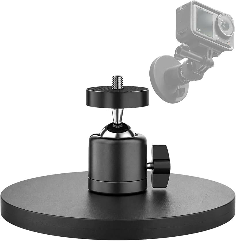 バリエーションコード : 2bk00g2opn商品コード2bk00ssllw商品名カメラマグネットスタンド 自由雲台 360度回転可能 1/4インチネジ対応 磁気マウント 車載撮影 多用途ブランドRENASYSカラーブラックサイズ等135mm「マグネットで金属面に固定、穴あけ不要で設置しやすい」磁石が付く金属面にしっかり固定して使用できる、マグネット式のカメラマウントです。車体の鉄製部分やスチール棚、作業台など、三脚を置きにくい場所でも金属面を利用してカメラを設置できます。穴あけや粘着テープを使わずに取り付けられるため、撮影する場所に合わせて付け替えやすいのもポイントです。マグネットの底面はゴムで覆われており、磁石を直接当てるタイプに比べて金属面への擦れや傷を抑えながら使用できます。粘着材を使わないため、テープの貼り替えや糊残りを気にせず繰り返し取り付け可能です。自動車のボンネットやルーフ、ドアなど磁石が付く金属面に固定して使用できます。車載動画の撮影やドライブ中の映像記録、車両周辺の撮影、洗車・整備などの作業風景の記録にも便利です。車体の金属部分をカメラの設置場所として活用できるため、車内外のさまざまな場所にカメラを設置できます。また、工場の機械設備へのカメラ設置や、アウトドアでの撮影、ガレージでの作業記録、金属棚を利用した定点撮影など、三脚やスタンドを置くスペースが取りにくい場所でも多用途に様々なシーンで活用できます。「360度自由に角度調整できるボールヘッド」上部には、自由雲台（ボールヘッド）を採用しており、ボール部分を360度自由に動かして、カメラや撮影アクセサリーの向きを任意の方向に調整できます。マグネットベースを取り付けたあとでも、カメラレンズを正面だけでなく斜め方向や上向き、下向きなど、撮りたい方向に合わせて自由に角度変更が可能です。側面の固定ノブを緩めて好みの向きに調整し、位置が決まったらノブを締めて固定するシンプルな構造です。撮影する方向を変えたいときもマグネットベースを付け直す必要がなく、限られたスペースでもスムーズにアングルを変更できます。車内や作業スペース、卓上など、設置位置が限られる場所での撮影・録画にも便利です。また、標準的な1/4インチネジを採用しており、対応する小型カメラやアクションカメラなどを取り付けて使用できます。「1/4インチネジで様々な撮影機器と組み合わせ」上部の取付部には、カメラ用品で一般的に使われている1/4インチネジを採用しています。対応するネジ穴を備えたカメラをはじめ、撮影用ライトやモニターなど、同じ規格に対応した撮影機器やアクセサリーと組み合わせて使用できます。特定の機種だけに合わせた専用ホルダーではなく、1/4インチネジ対応の機器を取り付ける方式なので、撮影内容に応じて使用する機器を交換しやすいのも特長です。スマートフォンを取り付けたい場合は1/4インチネジ対応のスマホホルダー、アクションカメラの場合は対応する変換アダプターなどを別途組み合わせることで使用できます。カメラ本体だけでなく撮影用アクセサリーにも応用しやすく、お手持ちの機器を組み合わせながら用途に合わせた撮影環境を作ることができます。※ 他ネットショップでも併売しているため、ご注文後に在庫切れとなる場合があります。予めご了承ください。※ 品薄または希少等の理由により、参考価格よりも高い価格で販売されている場合があります。ご注文の際には必ず販売価格をご確認ください。※ 沖縄県、離島または一部地域の場合、別途送料の負担をお願いする場合があります。予めご了承ください。※ お使いのモニタにより写真の色が実際の商品の色と異なる場合や、イメージに差異が生じることがあります。予めご了承ください。※ 商品の詳細（カラー・数量・サイズ 等）については、ページ内の商品説明をご確認のうえ、ご注文ください。※ モバイル版・スマホ版ページでは、お使いの端末によっては一部の情報が表示されないことがあります。すべての記載情報をご確認するには、PC版ページをご覧ください。