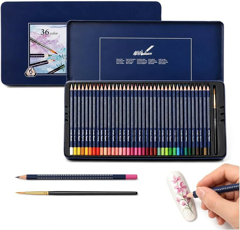バリエーションコード : 2bk9kc1r9i商品コード2bk9kcpjhl商品名ネイルアート 水溶性色鉛筆 セルフジェルネイル用 水彩画材 手描きイラスト ギフトブランドシャンディニー(Chandeny)カラー36色「水を含ませれば水彩表現」 水溶性の芯を採用しているため、専用のブラシで軽く水を含ませるだけでにじみやグラデーションが自在に表現できます。ネイルチップやイラストに水彩画のような柔らかな仕上がりを与え、花柄やニュアンスアートなど繊細なデザインも気軽に楽しめます。「疲れにくい持ちやすさ」 持ちやすさを追求した三角形のボディにより、指先が安定し長時間の作業でも疲れにくくなります。細かいパーツへの着色やネイルチップへの繊細な描き込みも、手元がぶれずに思い通りの線を描けます。初めて水彩表現に挑戦する方にも扱いやすい形状です。「折れにくい丈夫な芯」 一般的な色鉛筆より約2割太い芯を、SV粘合技術でしっかり圧着しているため、力を入れて描いても折れにくくなっています。細部の塗り込みから広い面のグラデーションまで、一本で幅広い表現に対応します。描き心地の良さが長く続きます。「鮮やかな発色が長持ち」 顔料の定着力に優れているため、重ね塗りをしても色が濁らず鮮やかな仕上がりが続きます。花柄やニュアンスネイルなど、繊細な色の重なりを表現したいときも思い通りの発色を再現できます。時間が経っても色褪せしにくいのも魅力です。「商品内容」ネイルアート水溶性色鉛筆 「カラー」36色／48色／72色 「サイズ」36色：30.5x18.7cm ／48色：27.5x18.7cm／72色：37.7x18.7cm※ 他ネットショップでも併売しているため、ご注文後に在庫切れとなる場合があります。予めご了承ください。※ 品薄または希少等の理由により、参考価格よりも高い価格で販売されている場合があります。ご注文の際には必ず販売価格をご確認ください。※ 沖縄県、離島または一部地域の場合、別途送料の負担をお願いする場合があります。予めご了承ください。※ お使いのモニタにより写真の色が実際の商品の色と異なる場合や、イメージに差異が生じることがあります。予めご了承ください。※ 商品の詳細（カラー・数量・サイズ 等）については、ページ内の商品説明をご確認のうえ、ご注文ください。※ モバイル版・スマホ版ページでは、お使いの端末によっては一部の情報が表示されないことがあります。すべての記載情報をご確認するには、PC版ページをご覧ください。