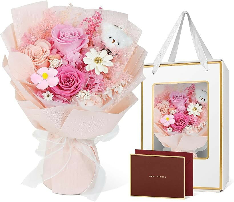バリエーションコード : 2but6hr5d0商品コード2brqc3uvh9商品名プリザーブドフラワー ぬいぐるみ花束 枯れない花 ブーケ 誕生日 プレゼント 母の日 卒業祝い 入学祝い バレンタイン 結婚 かわいいくま入りブランドSENJWARMカラーピンク02「くま入りの可愛いプリザーブドフラワー 花束」 当店フラワーアーティストが丁寧に作ったブーケ。小さくて可愛いくまのぬいぐるみを添えた特別なデザインです。柔らかい色合いと愛らしいくまの組み合わせが、一目で心を温めます。可愛さと上品さを兼ね備えたブーケは、どなたにも喜ばれる特別な贈り物です。花粉の心配がなく、長く楽しめる特別加工済みです。「贈り物に最適」 ブーケは箱から出してすぐに花瓶に飾れ、特別なアレンジメントは不要。誕生日、記念日、母の日、バレンタインデー、ホワイトデー、敬老の日、クリスマス、卒業祝い、還暦祝いなど、どんな特別な日にも最適なギフトです。手提げ付きのギフトボックス入りで、持ち運びも簡単な人気プレゼントです。贈る瞬間の感動をそのまま届けられます。プリザーブドフラワーのブーケで、お子様の大切な瞬間を永遠に彩りませんか。心のこもった贈り物で、あなたの愛を封印しましょう。大切な人とのバレンタインデーの思い出を、いつまでも心に刻みましょう。最愛のお母様に、鮮やかなプリザーブドフラワーを贈りましょう。いつまでも色褪せないブーケは、あなたの変わらぬ愛の象徴です。「プリザーブドフラワー 人気ギフト」 枯れない花の言葉：「熱烈で真の愛・勇敢な慕情・心からの感謝」。20代～60代の女性に人気で、母の日、記念日、バレンタインデー、ホワイトデー、プロポーズ、結婚式、入学・卒業祝い、誕生日、退職祝いなどにロマンチックで華やかな贈り物として最適です。「枯れない花でお手入れ不要 」 生花のような美しさを保ちつつ、水やりや手入れは不要。日本の高温多湿な気候でも、直射日光を避ければ半年～1年以上美しさを維持します。花びらは繊細ですので、お子様やペットの誤飲、衣類や壁への接触にはご注意ください。※ 他ネットショップでも併売しているため、ご注文後に在庫切れとなる場合があります。予めご了承ください。※ 品薄または希少等の理由により、参考価格よりも高い価格で販売されている場合があります。ご注文の際には必ず販売価格をご確認ください。※ 沖縄県、離島または一部地域の場合、別途送料の負担をお願いする場合があります。予めご了承ください。※ お使いのモニタにより写真の色が実際の商品の色と異なる場合や、イメージに差異が生じることがあります。予めご了承ください。※ 商品の詳細（カラー・数量・サイズ 等）については、ページ内の商品説明をご確認のうえ、ご注文ください。※ モバイル版・スマホ版ページでは、お使いの端末によっては一部の情報が表示されないことがあります。すべての記載情報をご確認するには、PC版ページをご覧ください。