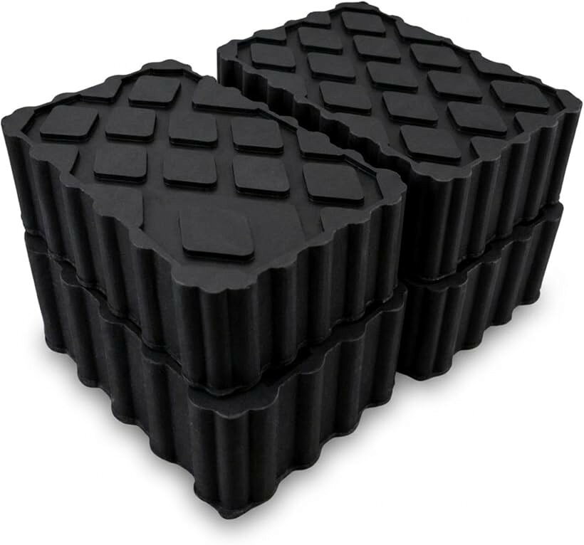 バリエーションコード : 2bkhq6n4qr商品コード2bkh0x8k2h商品名ジャッキパッド 嵩上げ ゴム ブロック 40mm厚 フロアジャッキ リフト 車 アタッチメント 自動車 整備 タイヤ交換ブランドドナリーサイズ等120x80mm (4個)「ジャッキが届かず、作業が止まってしまった方へ。」 この120x80x40mmの中実ゴムブロックは、SUVやミニバンのオーナーが直面する「高さの壁」を解決するために設計されました。今の機材を買い替えることなく、物理的な限界を突破するための専用パーツです。「「木片」を挟んでいませんか？」 届かない絶望を埋めるために、ガレージの隅にある汚れた角材や砕けそうなコンクリートブロックを、迷いながらジャッキの皿に乗せてきたかもしれません。ミシミシという異音を聞きながら重い車体の下へ潜り込む、その一瞬の躊躇を放置するのはもう終わりにしましょう。「重さ485g。この密度が、車体を支える秘訣です。」 独自の中実構造が、中空パッドにはない手応えを生みます。上下の滑り止め面が金属同士のズレを抑え込み、側面の縦リブが荷重による裂けを物理的に防ぎます。工業用ゴム専門メーカーが仕上げた485gの質量が、車重を面で受け止めます。「機材を買い替える必要はありません。」 使い方は、今あるジャッキの皿の上に置くだけです。40mmの厚みが車体を捉えた瞬間に、これまでの焦燥感は消え去ります。自分の手で愛車を仕上げる、本来の誇らしい時間が戻ってきます。「ジャッキ皿のサイズをご確認ください。」 120x80mmの範囲に収まる受け皿であれば、この製品は欠かせない一員になります。次の週末、落ち着いて整備に向き合うために、今すぐサイズを測って適合を確認してください。追伸： 整備のたびに適当な端材を探す手間と、不安定な足場で作業を続けるリスク。それを1枚のゴムブロックで解消できるなら、これは賢い投資の一つになると自負しています。※ 他ネットショップでも併売しているため、ご注文後に在庫切れとなる場合があります。予めご了承ください。※ 品薄または希少等の理由により、参考価格よりも高い価格で販売されている場合があります。ご注文の際には必ず販売価格をご確認ください。※ 沖縄県、離島または一部地域の場合、別途送料の負担をお願いする場合があります。予めご了承ください。※ お使いのモニタにより写真の色が実際の商品の色と異なる場合や、イメージに差異が生じることがあります。予めご了承ください。※ 商品の詳細（カラー・数量・サイズ 等）については、ページ内の商品説明をご確認のうえ、ご注文ください。※ モバイル版・スマホ版ページでは、お使いの端末によっては一部の情報が表示されないことがあります。すべての記載情報をご確認するには、PC版ページをご覧ください。