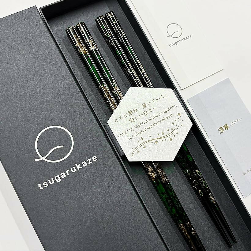 商品コード2bk0js0xx1商品名津軽塗 夫婦箸セット 漆華 SHIKKA ともに重ね、磨いていく、愛しい日々へ。 数十回を超える丹念な塗り重ね 職人の手仕事 ギフトボックス入り 日本製ブランドtsugarukazeサイズ等大小セット（サイズ：23.5cm / 21cm）「 tsugarukaze：日常を、ひとさじ洗練させる風を 」 青森・津軽の地で三百年の時を超えて受け継がれる伝統。tsugarukazeは、北国の風土が育んだ一途な手仕事を通じて、あなたの日常に心地よい洗練をもたらすライフスタイルブランドです。現代の暮らしに調和するおしゃれな佇まいは、大切な方へのプレゼントや日常を彩る特別な逸品として高い人気を集めています。「 「ともに重ね、磨いていく、愛しい日々へ。」 」 漆華SHIKKAの夫婦箸、大小ペアセットです。同じ歩幅で歩み、お互いを尊重し合うパートナーへ。「ずっと一緒に美味しい時間を重ねていけますように」という願いを込めた、かけがえのないおふたりの歩みに寄り添う一膳です。「 漆華（SHIKKA）—— 職人の手仕事で研ぎ出した断層美 」 漆黒の層を丹念に研ぎ進めることで、奥底に眠る紋様を光として浮かび上がらせる美しい意匠。一色ずつ塗り重ねられた漆の層を削り出すため、二つとして同じ紋様は現れません。使い込むほどに漆の光沢に深みが増し、眠っていた色がより鮮明に「冴えていく」歳月の結晶です。「 数十回を超える丹念な塗り重ねが成す堅牢 」 一般的な漆器とは一線を画す、数十回に及ぶ丹念な塗り重ね。職人が素材の状態や気候を見極め、一膳一膳に最適となるよう三十回、四十回と漆を重ねて研ぎ出します。職人の手仕事が生み出す強度は「十年はもつ」と自負するほど。単なる道具を超え、末永く歳月を共に歩むための資産となります。「 摩耗を跳ね返す、「堅牢な紋様」 」 漆の層が極めて厚い「積層」の技法により、毎日食器と触れ合う箸先まで高い耐久性を備えています。緻密な紋様は、長年の使用で付く細かな傷さえも「景色」として馴染ませ、鏡面仕上げの安価な漆器では成し得ない、美しさが持続する実用性を証明します。「 「口福」を左右する、ワイングラスの如き精密な箸先 」 優れたワイングラスが飲み物の味を変えるように、箸先の質感は料理の印象を決定づけます。職人の手仕事で滑らかに研ぎ出された箸先の絶妙な感触は、食材の温度や質感を邪魔することなく直接舌に届け、いつもの食事をより豊かで澄んだ味わいへと導きます。「 心地よい手触りと、手元を美しく魅せるバランス 」 天然木に天然漆を幾重にも塗り重ねることで生まれる、しっとりと指先に吸い付くような感触。計算された重心バランスが、使う人の手元の動きを自然と美しく整えてくれます。同じ長さで揃えたお揃いの箸が、二人の食卓に整然とした佇まいをもたらします。「 二人の人生を祝う「橋渡し」夫婦箸ギフト 」 箸は「食べることに困らない」という健康長寿の象徴であり、二本で一組となる姿から「人と人を結ぶ橋渡し」とされる縁起物です。ご結婚祝いや結婚記念日（銀婚式・金婚式）、父の日・母の日、敬老の日、新築祝いなど、大切な方の人生の節目に寄り添うペアギフト・最高級プレゼントとして自信を持ってお送りいただけます。「 専用ギフトボックスとOPP袋による丁寧な保護 」 「同じながさで、ずっと、一緒に。」のメッセージカードとブランドリーフレットを添え、専用ボックスにお入れしています。配送時の汚れや箱の浮きを防ぐためOPP袋で綺麗に保護して納品しております。「 現代の暮らしに馴染む、容易なお手入れ 」 本物の伝統工芸品・高級漆器でありながら、家庭用食洗機（低温・水流洗浄）にも対応しています。特別な手入れを必要とせず、毎日気兼ねなく愉しめるのがtsugarukazeのこだわり。職人の手仕事が生んだ本物の漆箸を日常の道具として使い込む、贅沢な時間をお過ごしください。※ 他ネットショップでも併売しているため、ご注文後に在庫切れとなる場合があります。予めご了承ください。※ 品薄または希少等の理由により、参考価格よりも高い価格で販売されている場合があります。ご注文の際には必ず販売価格をご確認ください。※ 沖縄県、離島または一部地域の場合、別途送料の負担をお願いする場合があります。予めご了承ください。※ お使いのモニタにより写真の色が実際の商品の色と異なる場合や、イメージに差異が生じることがあります。予めご了承ください。※ 商品の詳細（カラー・数量・サイズ 等）については、ページ内の商品説明をご確認のうえ、ご注文ください。※ モバイル版・スマホ版ページでは、お使いの端末によっては一部の情報が表示されないことがあります。すべての記載情報をご確認するには、PC版ページをご覧ください。「ともに重ね、磨いていく、愛しい日々へ。」 それぞれの手の大きさに寄り添う、大小（長短）のサイズ差を活かしたペアセットです。異なる時を重ねながらも、互いを想い合い、日々の暮らしを大切に紡いでいくおふたりへ。「これからも共に歳を重ね、絆をさらに磨き上げていけますように」という願いを込めた、かけがえのない毎日に寄り添う一膳です。＊ 漆華（SHIKKA）—— 職人の手仕事で研ぎ出した断層美 漆黒の層を丹念に研ぎ進めることで、奥底に眠る紋様を光として浮かび上がらせる美しい意匠。一色ずつ塗り重ねられた漆の層を削り出すため、二つとして同じ紋様は現れません。使い込むほどに漆の光沢に深みが増し、眠っていた色がより鮮明に「冴えていく」歳月の結晶です。＊ 伝統工芸「津軽塗」ならではの堅牢さ 「四十層、五十層」とも言われる丹念な漆の塗り重ねが生み出すのは、見た目の美しさだけではありません。職人が「十年はもつ」と自負する強度は、これからの歳月を末永く共に歩む道具として最適です。＊ 商品仕様 ・セット内容：箸2膳（漆華デザイン、ペア）、ブランドカード、コンセプトリーフレット、メッセージカード、専用ギフトボックス ・サイズ：大小セット（サイズ：23.5cm / 21cm） ・素材：天然木、天然漆 ・生産国：日本（青森県津軽塗） ＊ 梱包・ギフト対応について ・配送時の汚れや傷を防ぐため、専用ギフトボックスをOPP袋で綺麗に保護した状態でお届けいたします。＊職人による完全手作業のため、一点一点の紋様や風合いが微妙に異なります。手仕事ならではの味わいとしてお楽しみください。