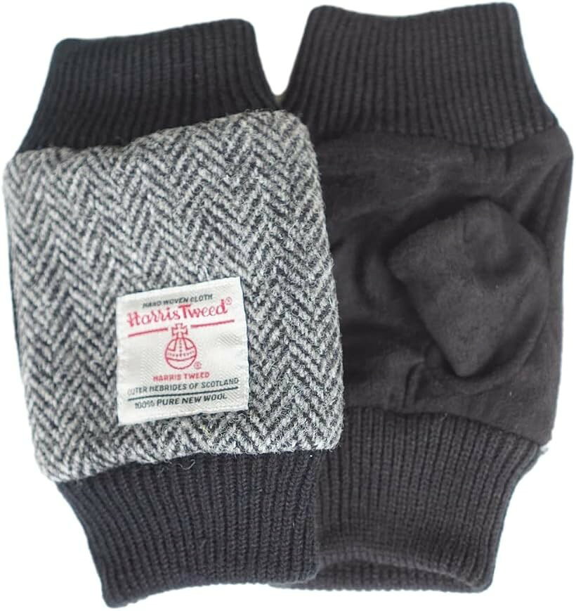 バリエーションコード : 2b4dhfivox商品コード2b4dfnon9q商品名Harris Tweed ハリス ツイード メンズ ショート グローブ ニット 指なし 起毛 ボア インナー チェック ウール 手袋 ケース付 ヘリンボーン Mブランドsleeping sheep(スリーピング シープ)カラーヘリンボーンサイズ等Mハリスツイードを使用した指なしタイプのフィンガーレスグローブ。甲にはクラシカルで雰囲気抜群のツイード素材を使用。裏地には保温性と肌触りの良い起毛ボア生地を使用し、デザイン・機能面でも優れた1点に仕上がっています。※ 他ネットショップでも併売しているため、ご注文後に在庫切れとなる場合があります。予めご了承ください。※ 品薄または希少等の理由により、参考価格よりも高い価格で販売されている場合があります。ご注文の際には必ず販売価格をご確認ください。※ 沖縄県、離島または一部地域の場合、別途送料の負担をお願いする場合があります。予めご了承ください。※ お使いのモニタにより写真の色が実際の商品の色と異なる場合や、イメージに差異が生じることがあります。予めご了承ください。※ 商品の詳細（カラー・数量・サイズ 等）については、ページ内の商品説明をご確認のうえ、ご注文ください。※ モバイル版・スマホ版ページでは、お使いの端末によっては一部の情報が表示されないことがあります。すべての記載情報をご確認するには、PC版ページをご覧ください。「詳細」全長：19cm　指先ニット部長さ：4.5cm　裾部分ニット長さ4.5cm　甲部分の幅10cm本体甲部分：ウール100％　本体掌部分：ポリエステル100％　ニット部：アクリル100％生産国：中国
