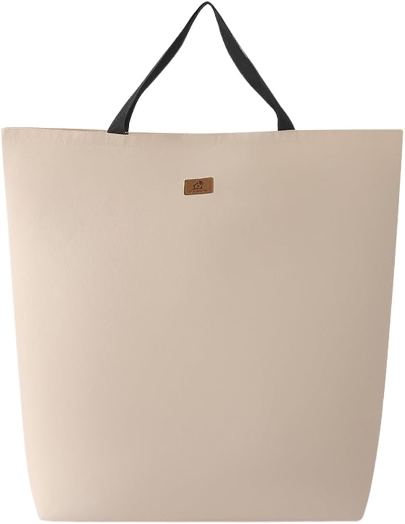 バリエーションコード : 2bk3xl9is9商品コード2bk3o56i93商品名折りたたみチェア収納袋 ケルミットチェア対応 防水厚手オックス生地 立方体型ブランドHSE金丸商店カラーベージュサイズ等大 68cmx58cm1. 表面には厚みのあるオックス生地を採用し、内側には防水加工を施しているため、キャンプ場やベランダでの保管時に急な雨や朝露で中の椅子が濡れてしまう心配を軽減します。立方体型のしっかりとした作りなので、袋自体が型崩れしにくく、椅子を入れたまま棚に並べたり車のトランクに積み重ねたりする際にも安定感があります。屋外での使用が多いアウトドア用品だからこそ、汚れや水濡れに配慮した生地選びにこだわりました。2. サイズは中・大・特大の3展開で、中サイズは折りたたみチェア2脚程度、大サイズも同様に2脚をゆったりと収納でき、特大サイズはラウンジチェアのような大きめの1脚もしっかり収まる設計です。お手持ちの椅子の脚数やサイズに合わせて選べるので、ソロキャンプからファミリーキャンプまで幅広いシーンに対応できます。ケルミットチェアをはじめとした折りたたみ椅子の収納・持ち運び用としてお使いいただけるほか、椅子を買い足すたびにサイズを選び直せる展開の広さも魅力です。3. 立方体型のボックス形状を採用しているため、椅子を折りたたんだ状態でそのまま入れやすく、出し入れの際に生地がよれてしまうことが少ない作りです。角のある形状は自立しやすく、収納時に床や棚の上で場所を取りすぎないのも嬉しいポイントです。キャンプ道具をまとめて並べて収納したい方にも、すっきりと整理しやすい形状としてお選びいただけます。丸みのある袋タイプに比べて隙間なく並べやすく、収納スペースを無駄なく使いたい方にも向いています。4. 持ち手部分は手に負担がかかりにくいよう配慮した作りになっており、椅子を入れたままでも持ち運びしやすくなっています。車への積み下ろしや玄関からベランダへの移動など、ちょっとした持ち運びの場面で活躍します。約500gという軽量設計のため、袋自体の重さが負担になりにくく、女性の方でも扱いやすい仕様です。片手でさっと持ち上げられる軽さなので、両手がふさがりがちなキャンプの準備や撤収の場面でも扱いやすくなっています。5. カラーはベージュ、ブラック、レッド、ブラウンの4色からお選びいただけます。落ち着いたトーンでまとめているため、キャンプギア全体のカラーコーディネートにも合わせやすく、車のトランクや玄関に置いていても生活感が出すぎません。同じ色で複数サイズをまとめて揃えれば、収納棚に並べたときの見た目もすっきりと統一感が出ます。ご家族それぞれの椅子用にカラーを分けて管理する使い方もしていただけます。6. 収納対象は折りたたみ椅子に限らず、テントやタープの付属品、寝袋、クッションといったかさばるアウトドア用品の収納にも活用いただけます。キャンプシーズンオフの間は、リビングや納戸でのかさばる荷物の一時保管袋としても便利にお使いいただけます。1つ持っておくと、アウトドア用品以外の整理にも応用が利く汎用性の高いアイテムです。7. 椅子を使わないときは袋自体を小さくたたんでコンパクトに収納できるため、空の状態での保管時にも場所を取りません。車のシート下やトランクの隙間など、限られたスペースにも収まりやすく、キャンプ道具一式をコンパクトにまとめておきたい方に向いています。普段使わないときはたたんでしまっておけるので、年間を通して無駄なく活用できます。8. 生地はしっかりとした厚みがありながら扱いやすい柔らかさも兼ね備えているため、椅子の角が当たっても破れにくく、繰り返しの出し入れにも耐えやすい作りです。キャンプ場の砂利道や芝生の上に置いても、生地の傷みを気にしすぎずに使っていただけます。長くアウトドアを楽しみたい方に向けて、日常使いに耐える丈夫さを意識しました。9. 表面についた砂や土汚れは、乾いた布やブラシで軽く払うだけで手入れができ、気になる汚れは固く絞った布で拭き取ることでお手入れいただけます。キャンプから帰ってきてそのまま収納する前に、さっと汚れを落とす習慣をつけることで、椅子本体への汚れ移りも防ぎやすくなります。日々のちょっとしたお手入れで長く清潔に使い続けられる仕様です。10. ファミリーキャンプで複数の椅子をまとめて持ち運びたい方や、車の積載スペースを有効に使いたい方にもおすすめの収納袋です。色とサイズを椅子の本数や用途に合わせて選べるので、これから折りたたみ椅子を買い足す予定の方や、バラバラだった収納をまとめて整理したい方にも扱いやすいアイテムです。キャンプの準備と片付けをもっと手軽にしたい方に選ばれています。※ 他ネットショップでも併売しているため、ご注文後に在庫切れとなる場合があります。予めご了承ください。※ 品薄または希少等の理由により、参考価格よりも高い価格で販売されている場合があります。ご注文の際には必ず販売価格をご確認ください。※ 沖縄県、離島または一部地域の場合、別途送料の負担をお願いする場合があります。予めご了承ください。※ お使いのモニタにより写真の色が実際の商品の色と異なる場合や、イメージに差異が生じることがあります。予めご了承ください。※ 商品の詳細（カラー・数量・サイズ 等）については、ページ内の商品説明をご確認のうえ、ご注文ください。※ モバイル版・スマホ版ページでは、お使いの端末によっては一部の情報が表示されないことがあります。すべての記載情報をご確認するには、PC版ページをご覧ください。キャンプやアウトドアで活躍する折りたたみ椅子を、すっきりとまとめて収納できるアウトドアチェア収納袋です。表面には厚みのあるオックス生地を採用し、内側には防水加工を施しているため、キャンプ場やベランダでの保管中に急な雨や朝露で中身が濡れてしまう心配を軽減します。立方体型のボックス形状を採用しているため、椅子を折りたたんだ状態でそのまま入れやすく、出し入れの際に生地がよれにくいのも特徴です。角のある形状は自立しやすく、床や棚の上に置いたときにも場所を取りすぎません。サイズは中・大・特大の3展開をご用意しています。中サイズと大サイズは折りたたみチェアを2脚程度ゆったりと収納でき、特大サイズはラウンジチェアのような大きめの1脚もしっかりと収まる設計です。お手持ちの椅子のサイズや本数に合わせてお選びいただけるので、ソロキャンプからファミリーキャンプまで幅広いシーンでお使いいただけます。ケルミットチェアをはじめとした折りたたみ椅子の収納・持ち運び用として設計しました。立方体型のボックス形状は椅子を折りたたんだ状態でそのまま入れやすく、角のある形状のおかげで自立しやすいので、収納棚に並べたり車のトランクに積み重ねたりする際にもすっきりと収まります。持ち手部分は手に負担がかかりにくいよう配慮した作りになっており、椅子を入れたままでも持ち運びしやすくなっています。車への積み下ろしや玄関からベランダへの移動など、ちょっとした持ち運びの場面で活躍します。約500gという軽量設計のため、袋自体の重さが負担になりにくく、女性の方でも扱いやすい仕様です。椅子を使わないときは袋自体を小さくたたんでコンパクトに収納できるため、空の状態での保管時にも場所を取らず、車のシート下やトランクの隙間などにも収まりやすくなっています。カラーはベージュ、ブラック、レッド、ブラウンの4色からお選びいただけます。落ち着いたトーンでまとめているため、キャンプギア全体のカラーコーディネートにも合わせやすく、車のトランクや玄関に置いていても生活感が出すぎません。同じ色で複数サイズをまとめて揃えれば、収納棚に並べたときの見た目もすっきりと統一感が出ます。収納対象は折りたたみ椅子に限らず、テントやタープの付属品、寝袋、クッションといったかさばるアウトドア用品の収納にも活用でき、キャンプシーズンオフの間はリビングや納戸での一時保管袋としても便利にお使いいただけます。生地はしっかりとした厚みがありながら扱いやすい柔らかさも兼ね備えているため、椅子の角が当たっても破れにくく、繰り返しの出し入れにも耐えやすい作りです。キャンプ場の砂利道や芝生の上に置いても、生地の傷みを気にしすぎずに使っていただけます。表面についた砂や土汚れは、乾いた布やブラシで軽く払うだけで手入れができ、気になる汚れは固く絞った布で拭き取ることでお手入れいただけます。キャンプから帰ってきてそのまま収納する前に、さっと汚れを落とす習慣をつけることで、椅子本体への汚れ移りも防ぎやすくなります。生地の厚みがあるぶん、収納時に椅子の角が袋を突き破ってしまうような心配も少なく、車のトランクで他の荷物と一緒に積み込む際も扱いやすい丈夫さです。ファミリーキャンプで複数の椅子をまとめて持ち運びたい方や、車の積載スペースを有効に使いたい方にもおすすめの収納袋です。色とサイズを椅子の本数や用途に合わせて選べるので、これから折りたたみ椅子を買い足す予定の方や、バラバラだった収納をまとめて整理したい方にも扱いやすいアイテムです。中・大・特大の3サイズとベージュ・ブラック・レッド・ブラウンの4色を組み合わせた計12種類の展開から、ご自身のキャンプスタイルに合う一枚をお選びいただけます。キャンプの準備と片付けをもっと手軽にしたい方に選ばれています。
