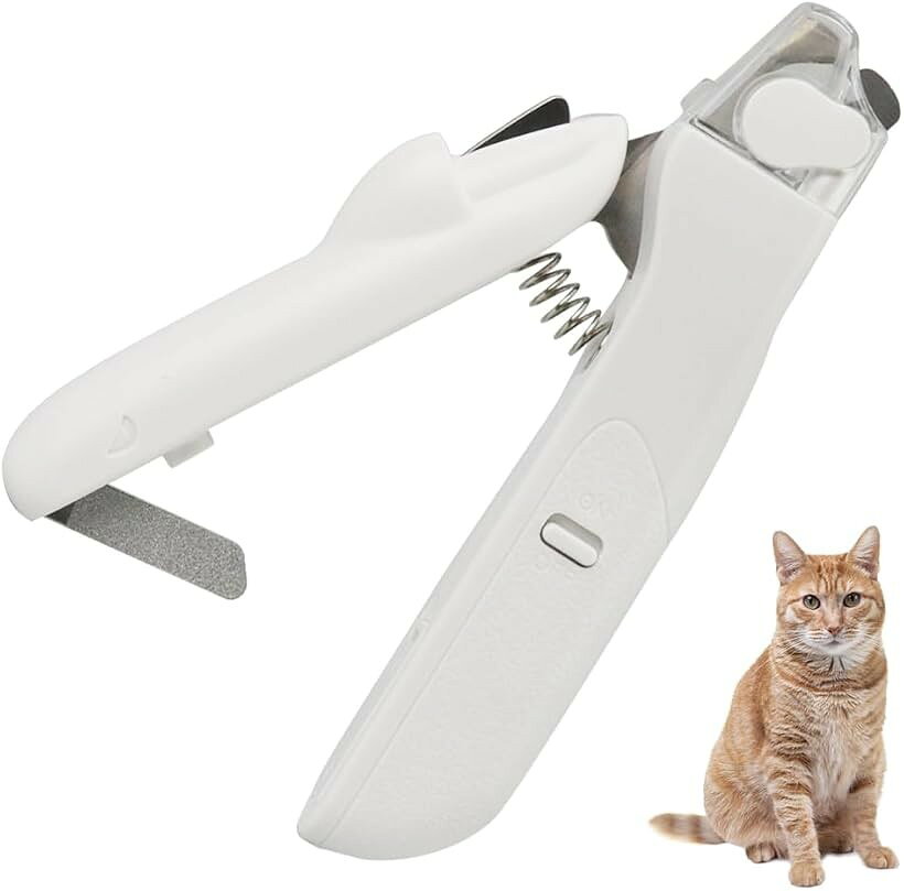 商品コード2bk9jty36s商品名2in1ペット用爪切り やすり付き 犬猫兼用 ネイルケア 握るだけ 鋭い切れ味 LEDライト搭載 セーフティロック 飛散防止カバー完備ブランドサンクストア東京本店カラーホワイト商品詳細：2in1ペット用爪切り ， 全長:14cm / 幅:9cm ， ABS+ステンレス鋼素材 ， ホワイト ， ボタン電池(LR44)が3個必要です ＊テスト電池が付属します。《使いやすい設計》まるでホチキスのように握りやすいV字型が特徴の2in1ペット用爪切りです。爪切りの後に先端の形を整える際に役立つ爪やすりが一体化したデザインでご用意致しました。《優れた操作性》一般的なハサミ型は動かす指が多く動きも複雑なので、爪切りに時間がかかることも。本体はハンドルを握るだけのシンプルな操作により、素早く切り終わるためペットへの負担がかかりません。《怪我防止設計》本体に付いているスイッチをONにすると先端に内蔵されたLEDライトが点灯する仕組みです。爪に光を当てると血管の位置が透けて見えるので、切り過ぎによる怪我を未然に防げます。《掃除がラクラク》刃先の裏側には飛散防止カバーを完備しており、カット中に爪があちこち散らばる心配が無く最後にまとめて捨てられます。ハンドルの表面にはしっかり握れるよう防滑加工を施しました。※ 他ネットショップでも併売しているため、ご注文後に在庫切れとなる場合があります。予めご了承ください。※ 品薄または希少等の理由により、参考価格よりも高い価格で販売されている場合があります。ご注文の際には必ず販売価格をご確認ください。※ 沖縄県、離島または一部地域の場合、別途送料の負担をお願いする場合があります。予めご了承ください。※ お使いのモニタにより写真の色が実際の商品の色と異なる場合や、イメージに差異が生じることがあります。予めご了承ください。※ 商品の詳細（カラー・数量・サイズ 等）については、ページ内の商品説明をご確認のうえ、ご注文ください。※ モバイル版・スマホ版ページでは、お使いの端末によっては一部の情報が表示されないことがあります。すべての記載情報をご確認するには、PC版ページをご覧ください。