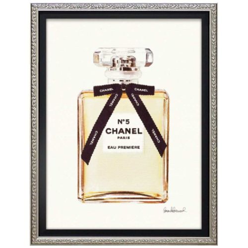 様々なモチーフを描いたファッショナブルなモダンアート絵画 Chanel オマージュポスター ブランド オマージュ作家：アマンダ グリーンウッド/アメリカ女性作家ライセンス契約の元、シャネルをメインにしたハイブランドをモチーフに丁寧に描いたキャンバスをゴールドをあしらったブラックフレームにセットアップ。カジュアルになったハイブランドアートは、モダンインテリアやスタイリッシュアート、またメルヘンなお部屋ヨーロピアンインテリアアートとして、どこに飾るかはあなた次第。また店舗やホテルのディスプレイにも最適。サイズ：約255x330mm重量：約0.5kg素材：キャンバス/樹脂フレーム仕様：壁掛用[Made in Japan][お取り寄せ]こちらの商品はお取り寄せ商品です。約3日-10日の日数をご了承下さい。このカテゴリにはこんな商品が含まれています【生活雑貨その他】/インテリア/生活雑貨これを見た人はこんなキーワードで検索していますクッションインテリア座布団かわいい 雑貨かわいい 部屋インテリア生活 雑貨かわいい 雑貨部屋 グッズかわいい 部屋