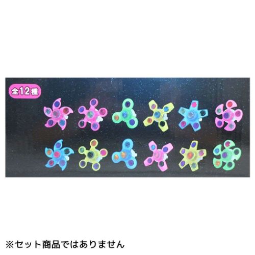 回して光らせて遊ぼう景品 イベント ギフト プレゼント 子どもキッズにぴったりの面白くて楽しいTOYシリーズこちらはたのしい[くるピカリング]スイッチを押すたびに3パターン光り方が変わります回して、光らせて、遊ぼうデザイン12種類のうちどれか一つが入っています。どれが届くかお楽しみ楽しいおもちゃほかにもいろいろあるのでお気に入りをみつけてくださいサイズ：直径約62x42mm以内セット販売ではありません（1個からの販売になります）対象年齢6歳以上電池の交換はできませんこのカテゴリにはこんな商品が含まれています【アクセサリーその他】/ブレスレッド/腕時計/ウォッチこれを見た人はこんなキーワードで検索していますブレスレッド腕時計ウォッチかわいい アクセ女子 アクセかわいい可愛いファッション小物チャームジュエリー