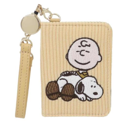 伸びるリール付きパスケース誕生日 お祝い プレゼント ギフト 贈り物大人気[PEANUTS/SNOOPY]グッズにまたまた可愛いnewアイテム登場こちらは通勤通学には欠かせない[リール式オープンパスケース]ホルダー部分がビョーンと伸びるので、カバンに付けたままで改札を通れちゃいます2つ折りの見開きタイプで、ポケットが付いてとっても便利です。同シリーズのかわいい雑貨いろいろあるのでお気に入りを揃えてください。サイズ：約108x70x10mm素材：合皮皮革/ポリエステルカラー/イエロー系（黄色）このカテゴリにはこんな商品が含まれています【パスケース・定期入れ】/パスケース/パスポーチ/定期入れ/定期ケース/定期券ケース/カードケースこれを見た人はこんなキーワードで検索していますパスケース定期入れ定期ケース定期券ケースカードケースかわいい可愛いファッション小物ファッション雑貨雑貨通販