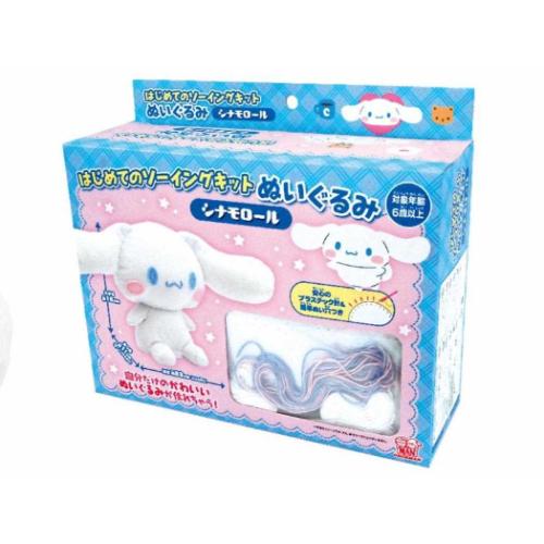 自分だけのかわいいぬいぐるみが作れちゃうプレゼント ギフト 贈り物 誕生日 子ども大人気サンリオキャラクターグッズにまたまた可愛いnewアイテム登場こちらはキッズにおすすめ[はじめてのソーイングキット ぬいぐるみ]付属のプラスチック針と糸を使って、順番通りに布を縫い合わせます。最後に、綿を詰めるとぬいぐるみのできあがり布には、あらかじめ縫い穴があるので、初めての方でも簡単です。[セット内容]綿、プラスチック針、縫い糸、布[パッケージサイズ]約275x240x90mm[素材]布 糸 綿：ポリエステル/縫い針：ABS[対象年齢]6歳以上 こちらの商品は手作り材料セットで、完成品ではありません。このカテゴリにはこんな商品が含まれています【生活雑貨その他】/インテリア/生活雑貨これを見た人はこんなキーワードで検索していますクッションインテリア座布団かわいい 雑貨かわいい 部屋インテリア生活 雑貨かわいい 雑貨部屋 グッズかわいい 部屋item-under-sei.html