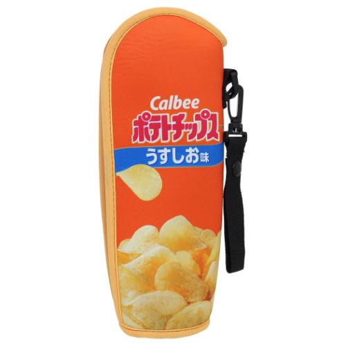 ウェットスーツ素材でボトルをキズや衝撃から守ります。水筒ケース 水筒カバー アウトドア レジャー ユニークみんな大好きお菓子パッケージのかわいい雑貨シリーズこちらはクッション性のある[ソフトボトルケース]大きく開くから出し入れらくらくステンレスボトルもペットボトルも入る便利なサイズスナップボタンが付いたストラップが付いているのでかばんやベルトに取り付け可能です他にもいろんなグッズがあるのでお気に入りを揃えてくださいサイズ：約100x260x75mm素材：本体(ポリエステル、スチレンブタジエンゴム)/チャック(プラスチック、ニッケル)/ストラップ(PP)ボタンフック(プラスチック)/パイピング(ポリウレタン)このカテゴリにはこんな商品が含まれています【ペットボトルホルダー】/ペットボトルホルダー/ペットボトルケース/ペットボトルカバー/ペットホルダーこれを見た人はこんなキーワードで検索していますペットボトルケースペットボトルカバーペットホルダーボトルケースボトルカバーお弁当 グッズお弁当箱ランチ グッズランチボックスお弁当用品item-under-tsu.html