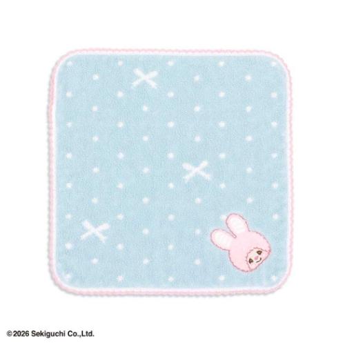 [モンチッチ]のタオルコレクションタオルギフト 可愛い タオル 日用品雑貨 贈り物 デイリーユースおしゃぶりポーズとそばかすが可愛らしいぬいぐるみ モンチッチ よりタオルコレクションが登場。周りを囲むメロー巻きと、ドットの中に不規則に散りばめられたリボンが、さりげないときめきを添えるデザイン。やさしいパステルカラーがキュートな印象を引き立て、手に取るたびに心までほぐれるよう。右下にはチムたんの刺繍をあしらい、愛らしいアクセントを添えました。日常のひとときに、やさしい彩りと心ほどける瞬間を運んでくれる一枚です。サイズ：約250x250mm素材：綿100％メーカー型番：59-2030080このカテゴリにはこんな商品が含まれています【ハンドタオル】/ハンドタオル/ミニタオル/ハンカチタオル/タオルハンカチ/プチタオル/ウォッシュタオルこれを見た人はこんなキーワードで検索していますミニタオルハンカチタオルタオルハンカチプチタオルミニ タオルコットンタオル綿 タオルキャラクター タオルかわいい タオル生活雑貨item-under-sei.html