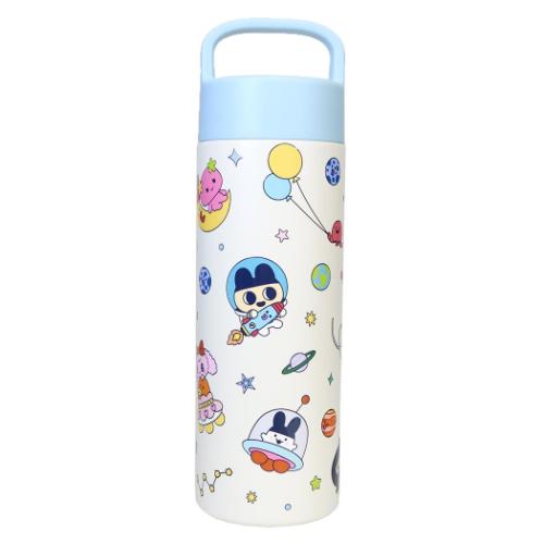 大人気[たまごっち]グッズにまたまた可愛いnewアイテム登場こちらはとっても可愛い[ハンドル付きステンレスボトル]指一本で持ち運べる機動力漏れの心配が少ないスクリューキャップ仕様ホットもアイスも両方対応！かわいい水筒いろいろあるのでお気に入りを揃えてくださいサイズ：直径約67x233mm容量：500ml素材：ステンレス鋼（本体）/ポリプロピレン（蓋 飲み口）/シリコ−ンゴム（パッキン）保温効力：88度（1時間）/65度（6時間）/9度（6時間）