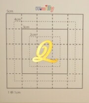 【スワロフスキー27個付イニシャルシール】（ドコモ　スマホ＆デコ電・ケース・カバー）大文字GD（小）Q