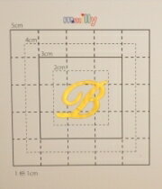 【スワロフスキー27個付イニシャルシール】（エーユーau　スマホ＆デコ電・ケース・カバー）大文字GD（小）B