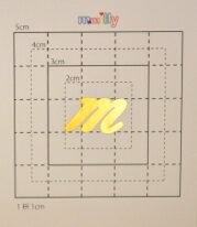 ★★★★★★　新作発表記念セール　★★★★★★ スワロフスキー（ss9）20個付イニシャルシール ★★★★★\590が何と【激安250円】★★★★★ 【ネイルパーツ専門店　ミリー】 文字をつなげて、つづけ字ネームの制作もOK！ 名前も作れる人気のメタリックゴールドシール！ ☆スワロフスキーcollarはゴールデンシャドー☆ スワロは十分な20個付、余れば他のデコにも。 スワロフスキーは封印付の直輸入！だから安心。 スワロの貼り付けデコは簡単なのでセルフで。 専用ボンドやピンセットは、ネイル用品で販売中。 ☆貼り付け方法が分からない場合の施術法は☆ ☆☆　mmillyの公式ホームページで公開中　☆☆ サイズやカラーも豊富、大文字も要チェック！ イニシャルもネームも作れて「メチャ可愛い」！ 【1000円以上の買物で】 　　【送料無料】 【激安の消費税込価格】 スワロサイズ： SS9（約3ミリ） カラー： ゴールデンシャドー 入数： 20個入 シールサイズ： 画像で確認して下さい 1シート1枚入 合計価格： 250円（税込） ☆売切の場合は、公式ホームページもチェック☆ 写真画像は、小文字（大）と大文字（大）です。 雨やお風呂もOK、耐水ペット素材シール使用。 スワロの貼り付けは、御自身でお願いします。 一部の薬品に対し変色・変形の恐れが有ります。 《デコアートデザインサンプル画像について》 販売商品と色や形状等が異なる場合があります。 デコアートを施した画像も存在しますので注意。