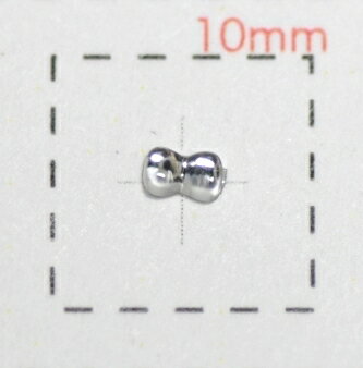 《激安大盛0.5g100円》 《超ミニシリーズ》 《正方形　リーフ　ハート　スター　フラワー》 【ネイルパーツ専門店　ミリー】 ☆超ミニリボン☆3ミリの貴重な極小リボン☆ ネイル用として可能な限り小さく制作しました。 超激安！大量0.5gの販売です。画像は0.5gです。 売り切れ必至。サロン様にバカ売れのリボン！ ☆☆他店では購入できないmmillyオリジナル☆☆ 小物や携帯デコにも使えてメッチャ可愛いです。 ☆☆ミリーのパーツは両面テープで脱着OK☆☆ ☆☆休日だけのネイルアートも楽しめます☆☆ 【1000円以上の買物で】 　　【送料無料】 【激安の消費税込価格】 サイズ　約3ミリ デザイン　リボン 色　　　クリア 入数　　約0.5g （画像は0.5gです） 価格　100円（税込） アクリル素材　《ジェルネイル＆スカルプ対応》 一部の薬品に対し変色・変形の恐れが有ります。 《ネイルアートデザインサンプル画像について》 販売商品と色や形状等が異なる場合があります。 ジェルコートを施している画像も存在します。 確認の上ご購入下さい。