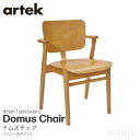 artek ドムスチェアハニーステイン 三次元に曲線を描く、人の身体に沿った座面など、長期間座っても疲れにくく、心地良く過ごせるデザインを追及しています。 特徴的な小さめの肘掛けは、肘置きとしての役割をきちんと果たしながら、テーブルに椅子を引き寄せやすいように考慮されています。 サイズ W580×D540×H790mm（シート高：450mm） スタッキング4脚まで可 素材本体:バーチ材またはオーク材背座:バーチ材成形合板またはオーク材成形合板 デザイナー イルマリ・タピオヴァーラ 生産国 フィンランド 備考 フェルトグライド付artek/アルテック DOMUS CHAIR ドムスチェア ハニーステイン　 近代的な家具デザインの名作とも称される「ドムス チェア」は、イルマリ・タピオヴァーラにより、ヘルシンキの学生寮｢ドムス アカデミカ｣のためにデザインされました。高い評価を受けたドムスチェアは、フィンランドを代表する椅子として「フィン チェア」という愛称でも呼ばれるようになります。 三次元に曲線を描く、人の身体に沿った座面など、長期間座っても疲れにくく、心地良く過ごせるデザインを追及しています。特徴的な小さめの肘掛けは、肘置きとしての役割をきちんと果たしながら、テーブルに椅子を引き寄せやすいように考慮されています。1946年に誕生したドムスチェアは、今もなお、世界中で愛され続けています。