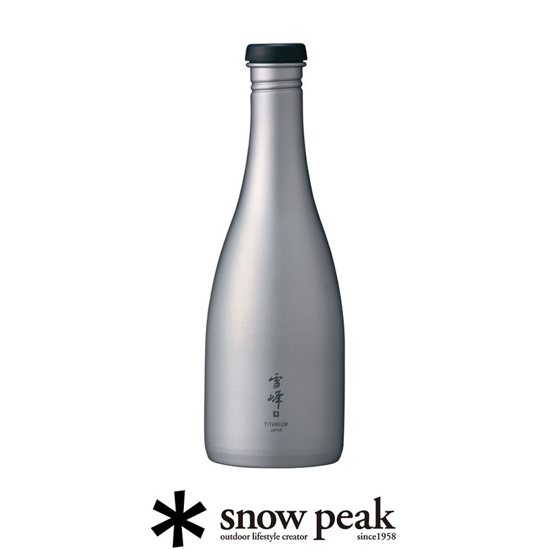 ▼メーカー希望小売価格はメーカーサイトに基づいて掲載していますsnow peak - スノーピーク - 酒筒(さかづつ)Titanium TW-540 snow peak - スノーピーク - 酒筒(さかづつ)Titanium TW-540 -- コーディネート商品 -- ※【販売前/販売終了】商品はリンクが切れている場合がございます。 BRAND snow peak　スノーピーク スノーピークは厳しい自然での検証に裏打ちされたハイスペックな製品群を提供するキャンプ・登山・アパレルを中心としたアウトドアブランドです。 1980年代にキャンプ事業をスタートさせ、機能的で、美しく、頑丈なキャンプ道具を次々と世に送り出し、日本のオートキャンプブームを牽引してきました。 SIZE サイズ(約) φ76(口元内径φ26.8)×225(h)mm → SIZE GUIDEはコチラ FABRIC 材質：ボトル本体／チタニウム、キャップ／ポリプロピレン、パッキン／シリコーンゴム WEIGHT 容量：540ml 重量：135g ATTENTION ※商品は実店舗での販売もしておりますので、タイムラグにより在庫数のずれが生じる場合がございます。 万が一品切れの場合は誠に申し訳ございませんが、何卒、ご容赦の程お願い申し上げます。 【返品・交換・複数購入の注意事項】