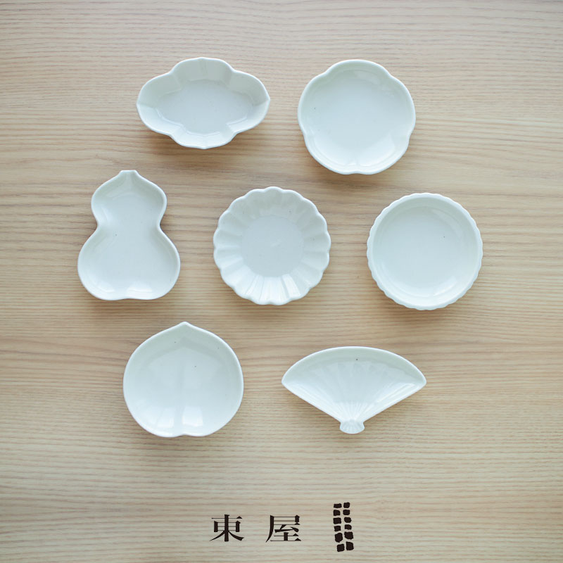 扇やひょうたん、梅など日本らしい小紋柄をモチーフにした愛らしいデザイン。表面はザラッとした凸凹感のある仕上がりで、くすんだ白が食卓に馴染み、食卓のちょっとした和のアクセントになってくれます。